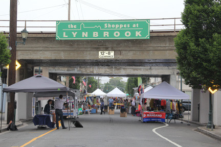 Vendors and patrons lined Atlantic Avenue from Sunrise Highway to Merrick Road during the Chamber’s annual craft fair.