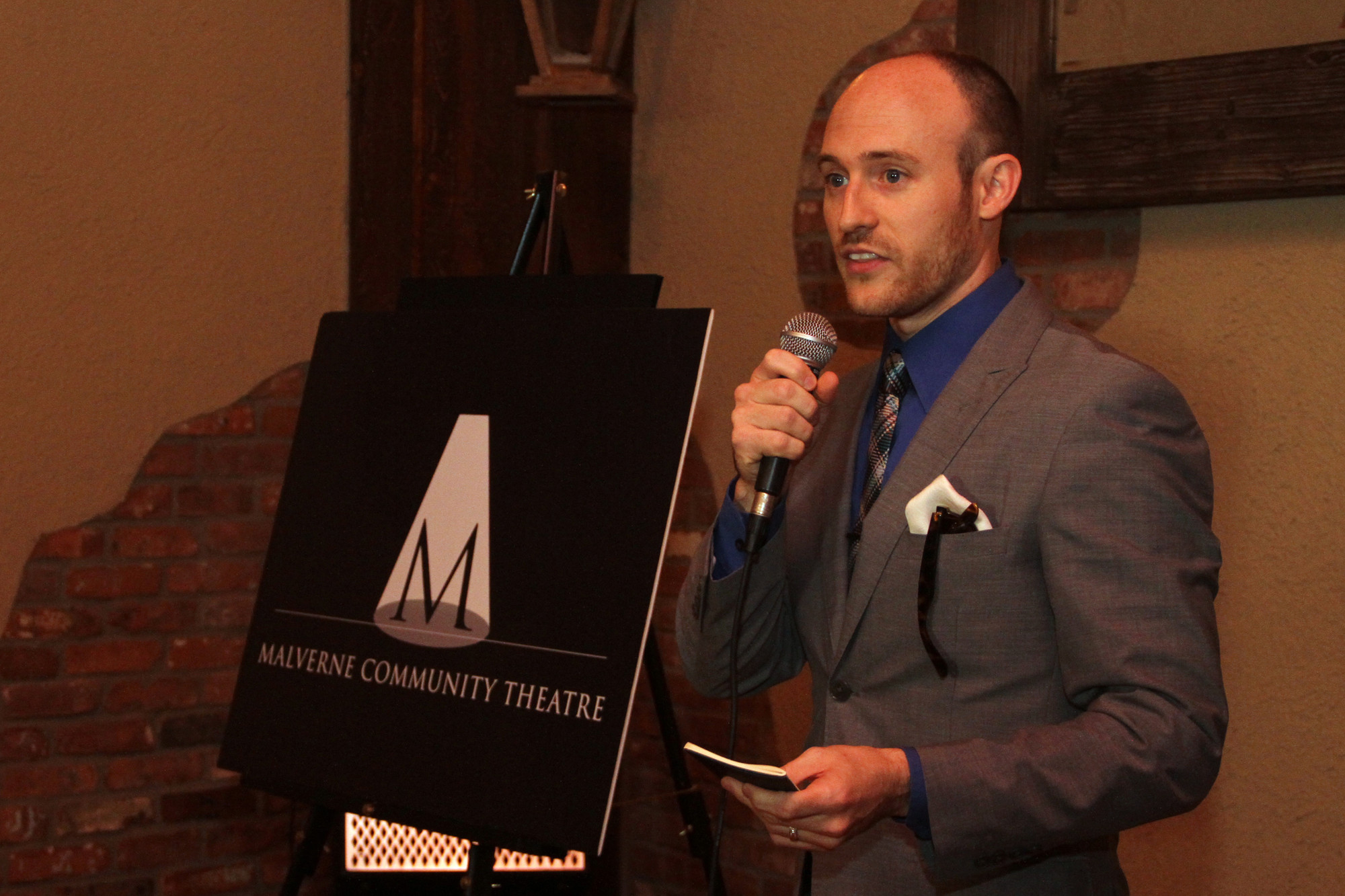 Malverne Community Theatre President Dave Coonan welcomed the crowd.