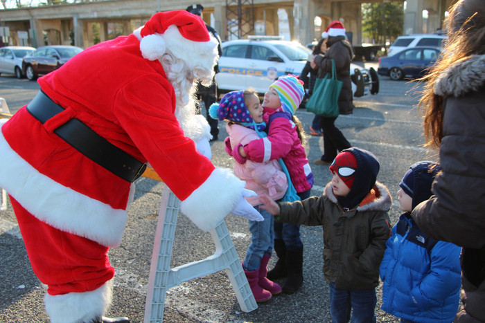 Brook Boccio (6yrs) & Isabella Calacino (6yrs) are so excited to have met Santa..now the Isabella brothers meet the Big man.  Dyland and Andrew Calacino (3 year old twins) shakes hands with Santa.