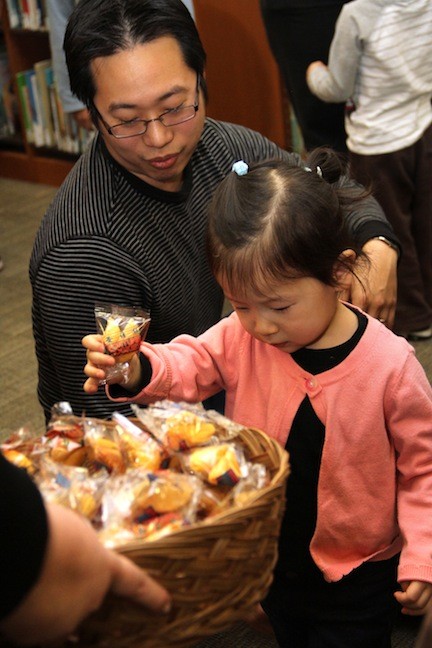 Jeffrey Hsi, advisor to the Cultural Society, helped his daughter, Jacqueline, find a fortune cookie.