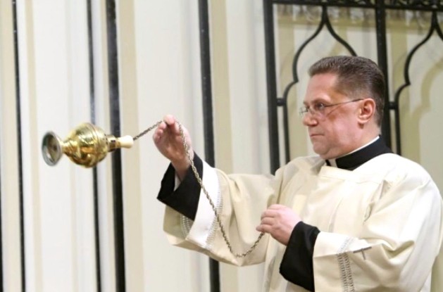 Andrzej Zglejszewski venerated the eucharistic host with frankincense.