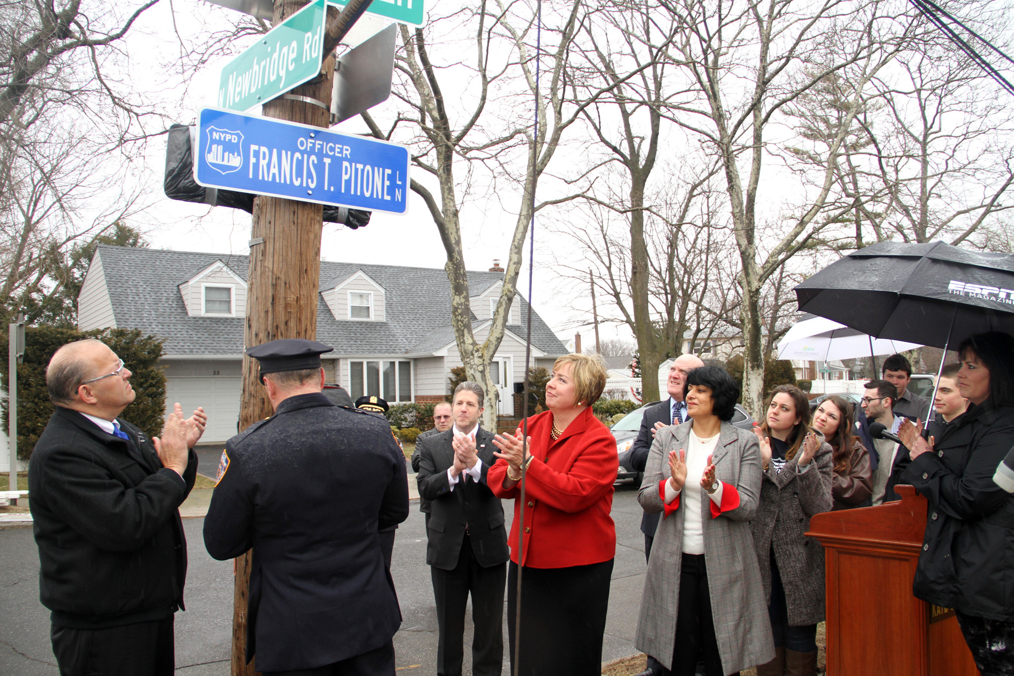 The unveiling of a street sign dedicated to Officer Francis T. Pitone, an NYPD officer and Sept. 11 first responder who died last August, was met with applause.
