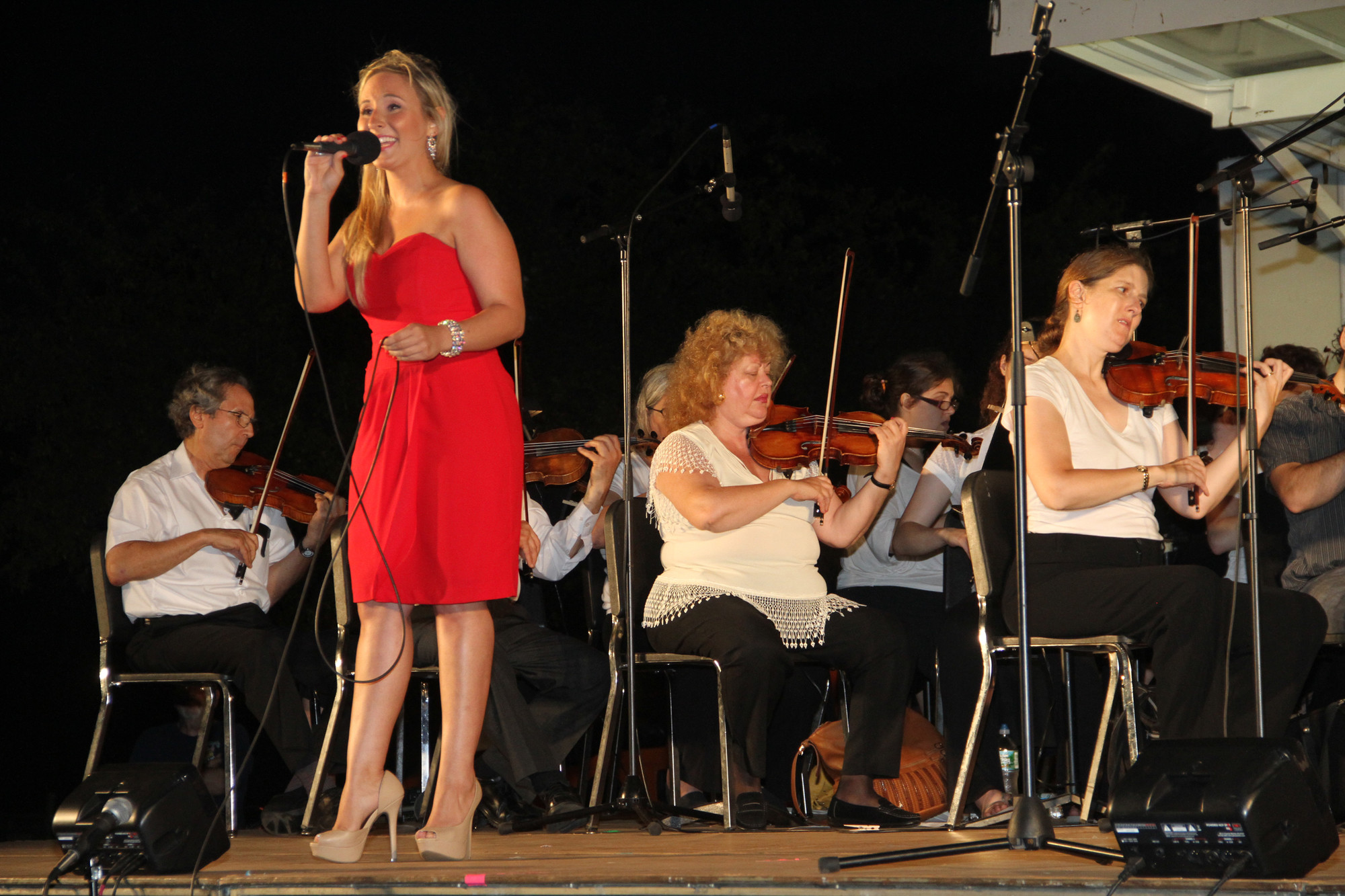Alexa Green was a guest vocalist, singing with the South Shore Symphony Orchestra.