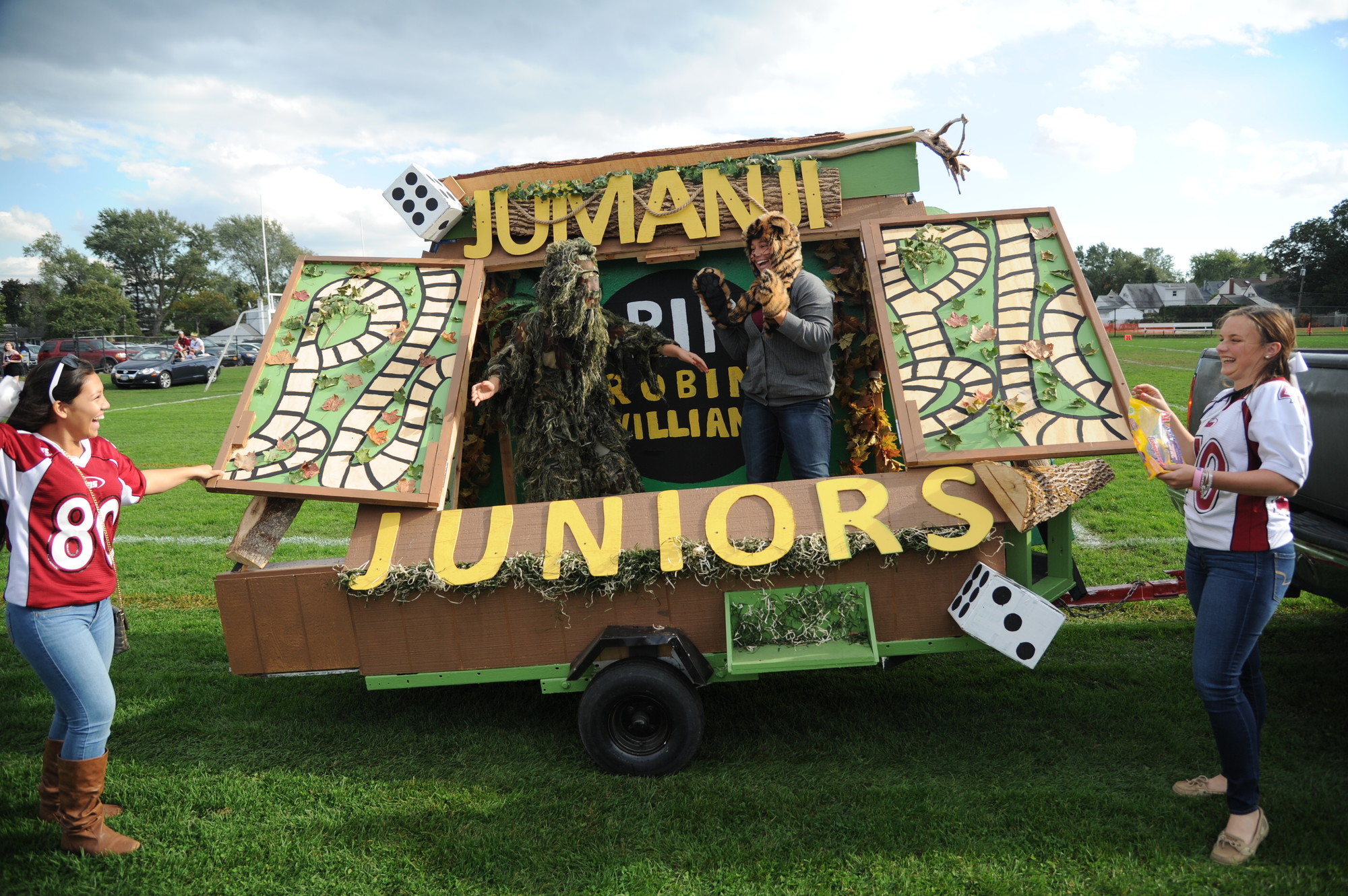 The junior class paid tribute to the late Robin Williams with a Jumanji-themed float.