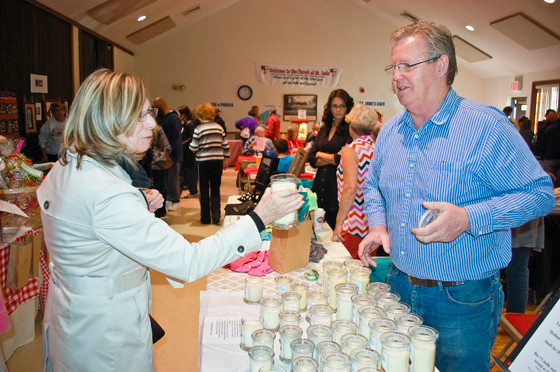 Eileen Wulff checked out the candles that Kevin Curran, of American Story Candles, was selling. A portion of profits would go to support veterans’ charities.