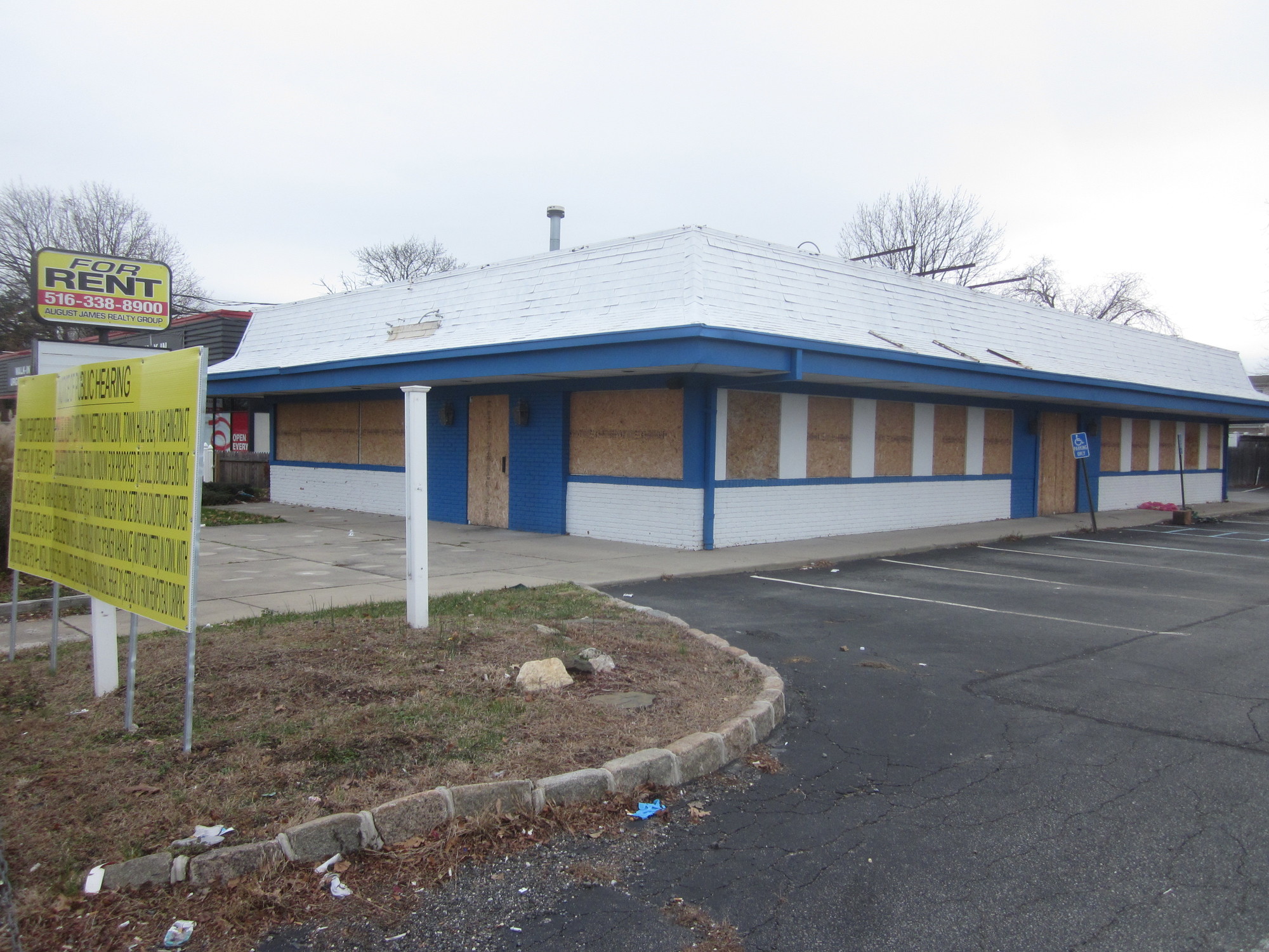 A proposal to construct a Taco Bell with a drive-through at 1939 Hempstead Turnpike is currently before the Town of Hempstead’s Board of Appeals, to the chagrin of many residents.