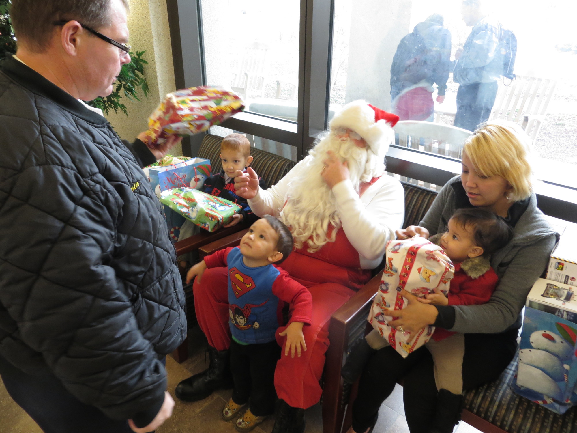 Ex-Chief Kevin Bien handed Christmas presents to the children.