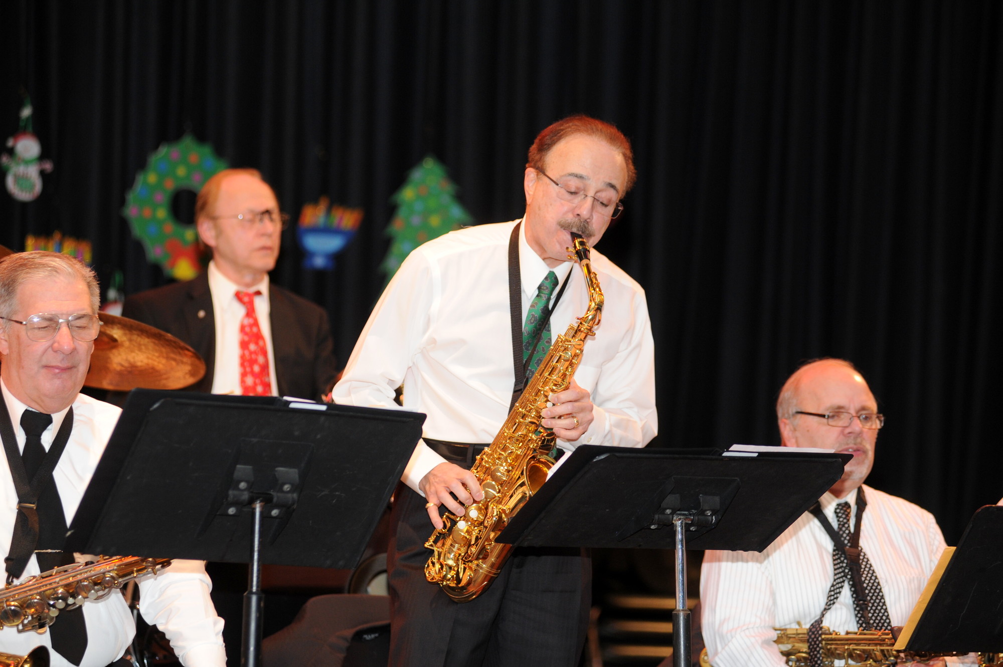 Ron Tancredi of the Seaford Jazz Band entertained the crowd with a selection of holiday songs on Dec. 13.