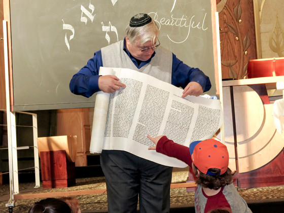 Sofer Yerman taught about the construction of the Torah.