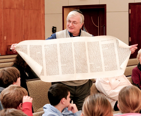 Sofer Yerman taught about the construction of the Torah.
