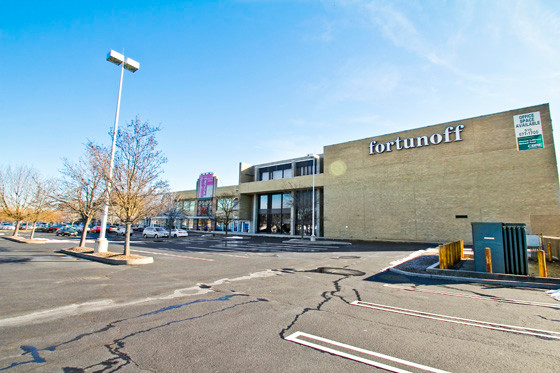 A former Fortunoff that’s now vacant in the Source Mall in Westbury was selected by Nassau Regional Off Track Betting to house a 1,000-machine gaming facility.  Photo by Christina Daly/Herald