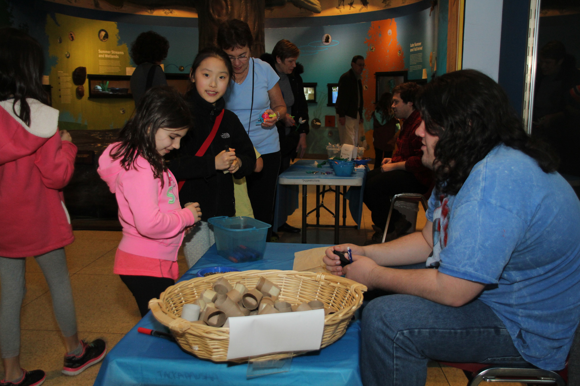 Volunteer Brian 
Boden explained how to 
prepare a sunflower seedling for planting to Rachel Woo, 9, and Saia Kalash, 8.