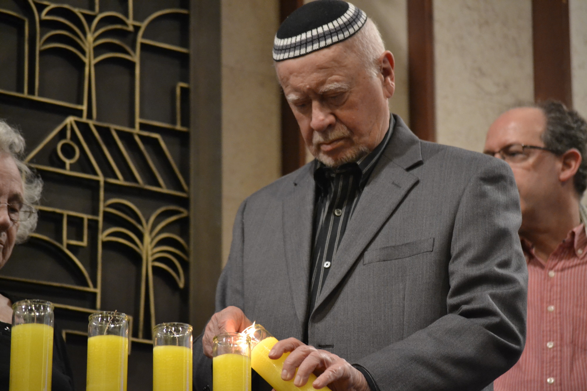 Alex Konstantyn, who survived the Holocaust by hiding out in the Polish countryside, at the East Meadow Jewish Center’s Yom HaShoah service on April 15.