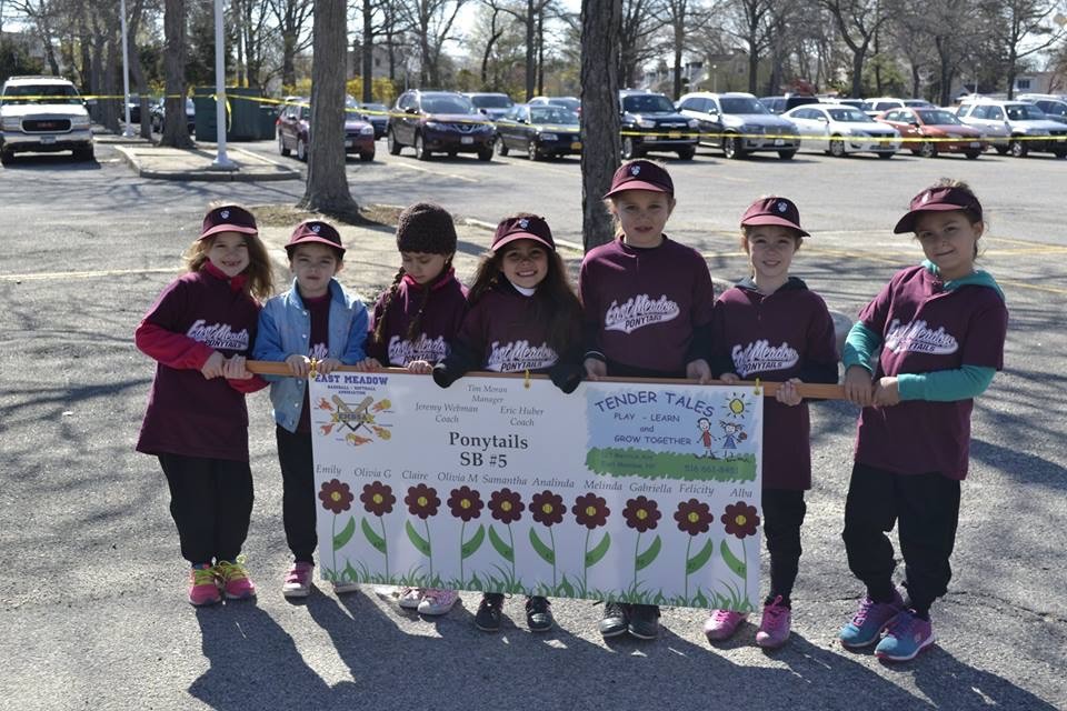 This girls’ softball team went with a floral-designed banner.