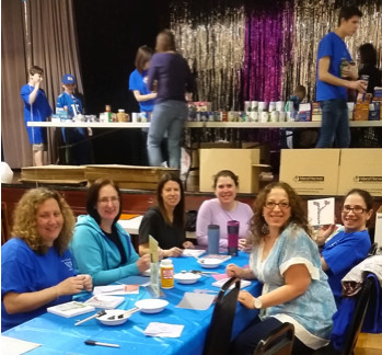 Robyn Weinstein, Shelia Mendelson, Shari Jacobs, Jenn Goldstein, Jodi Luce and Alisa Baroukh created mosaic tiles to hang up in the religious school, while other volunteers sorted non-perishable foods.