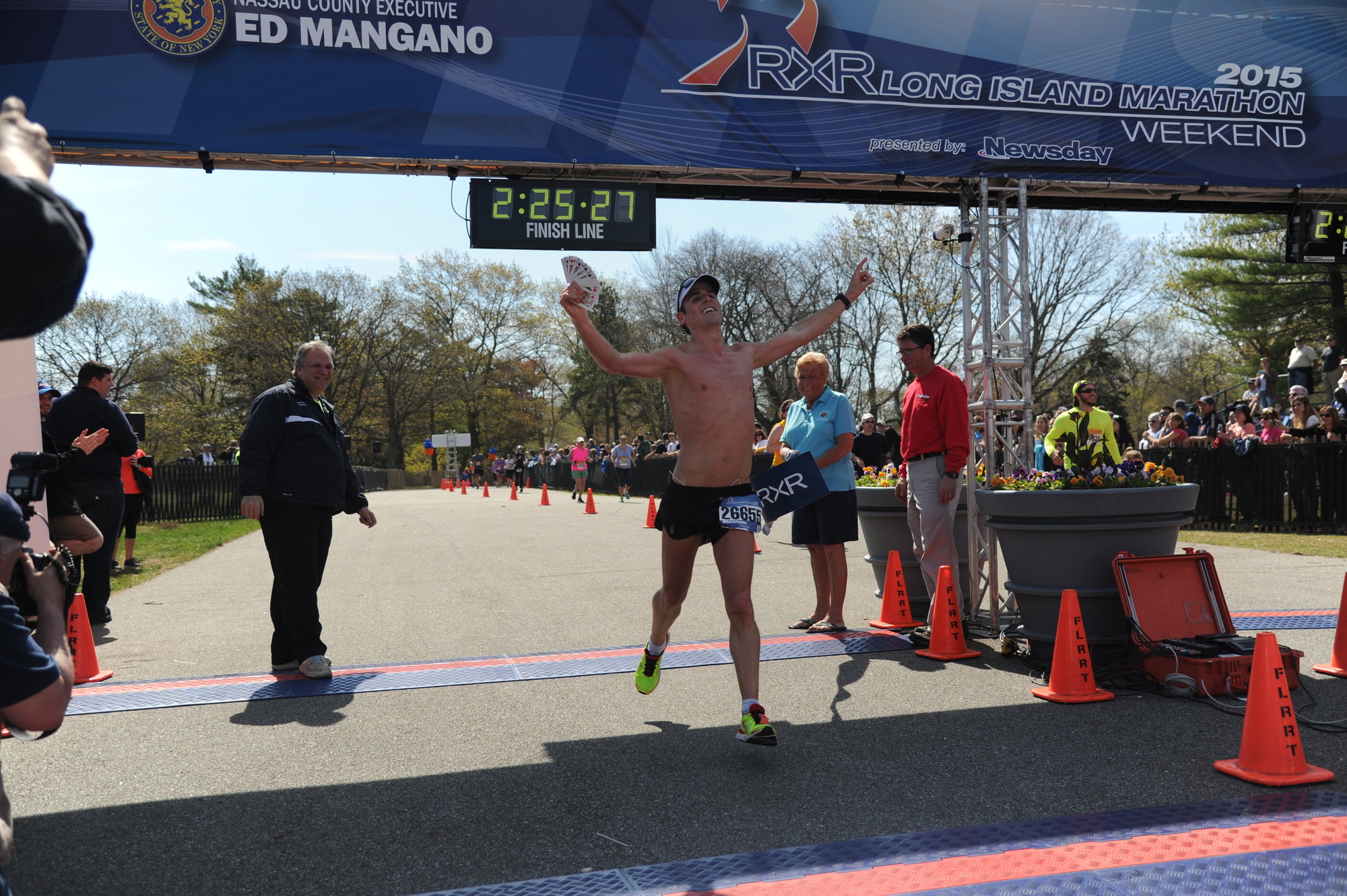 Oz Pearlman, of Manhattan, was the full marathon winner.