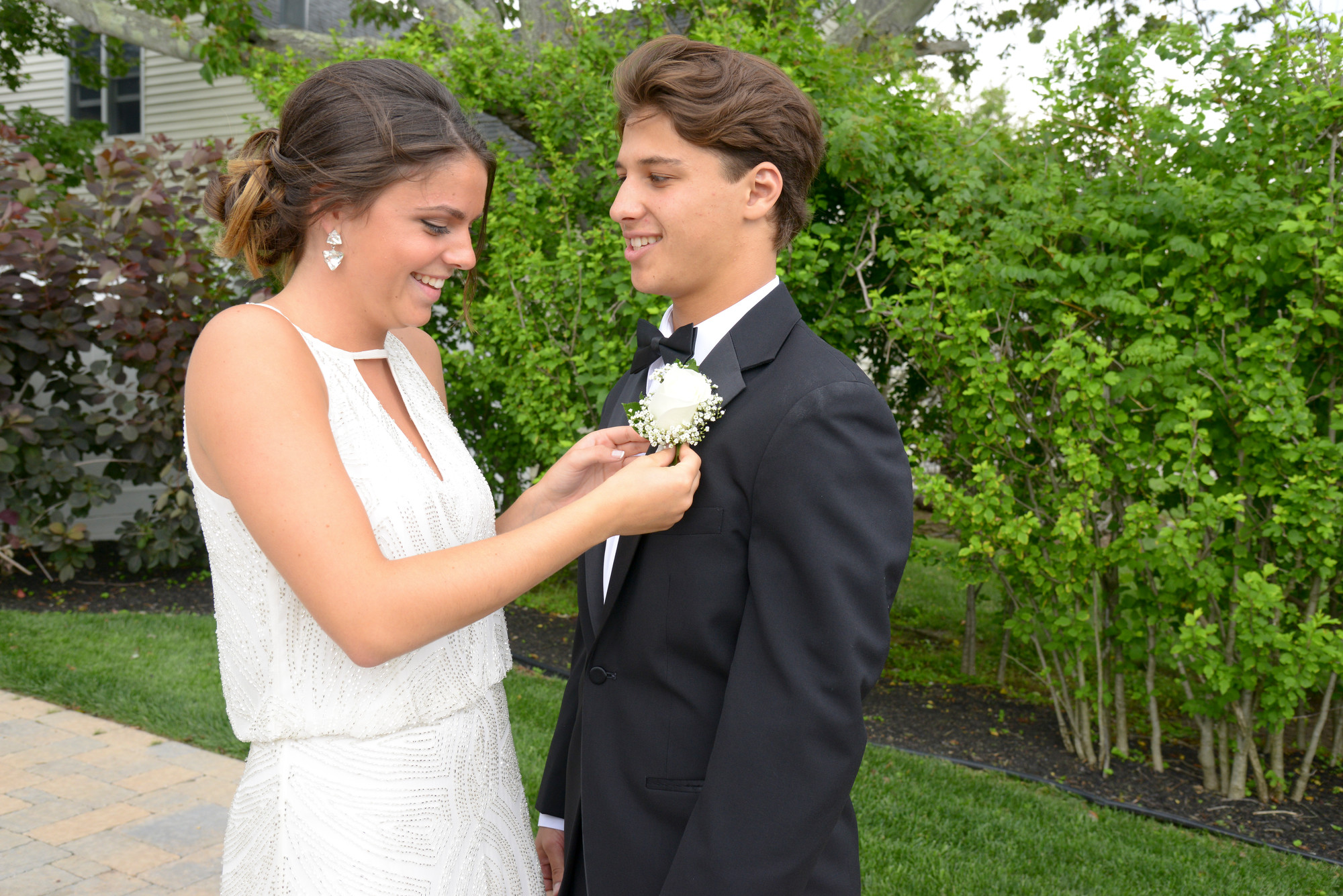 Photos by Penny Frondelli/Herald
Bridget Caslowitz placed a boutonniere on Max Willard’s lapel at a pre-prom gathering at Jack Kaplan’s house.