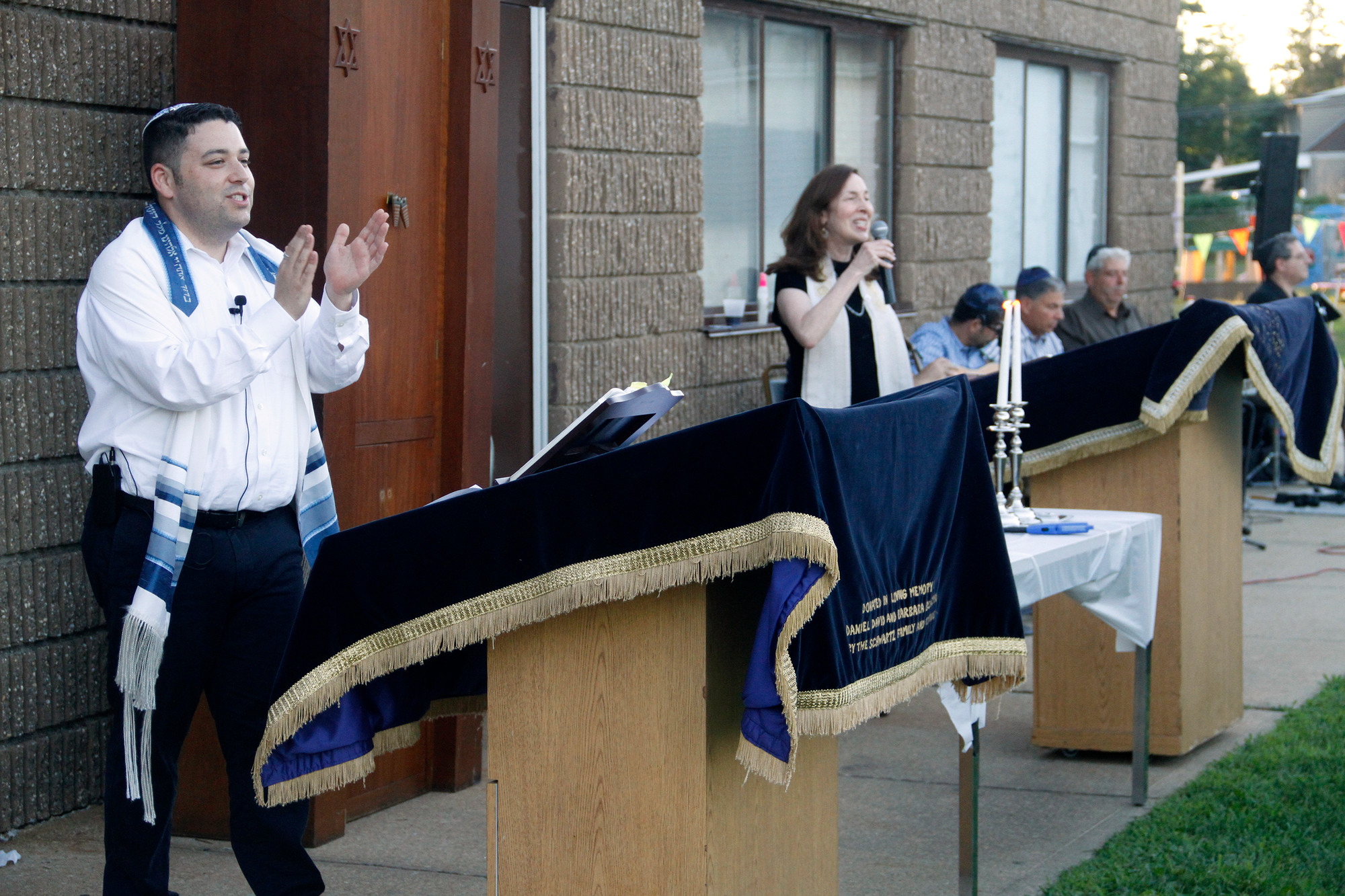 Rabbi Daniel Bar-Nahum and Cantor Ellen Weinberg led the congregation in song.