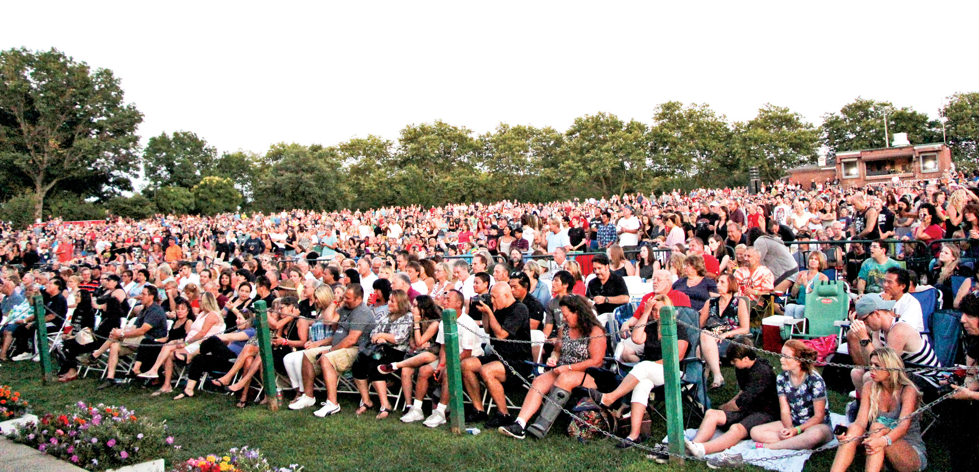Eisenhower Park was filled to capacity for a great summer night concert.