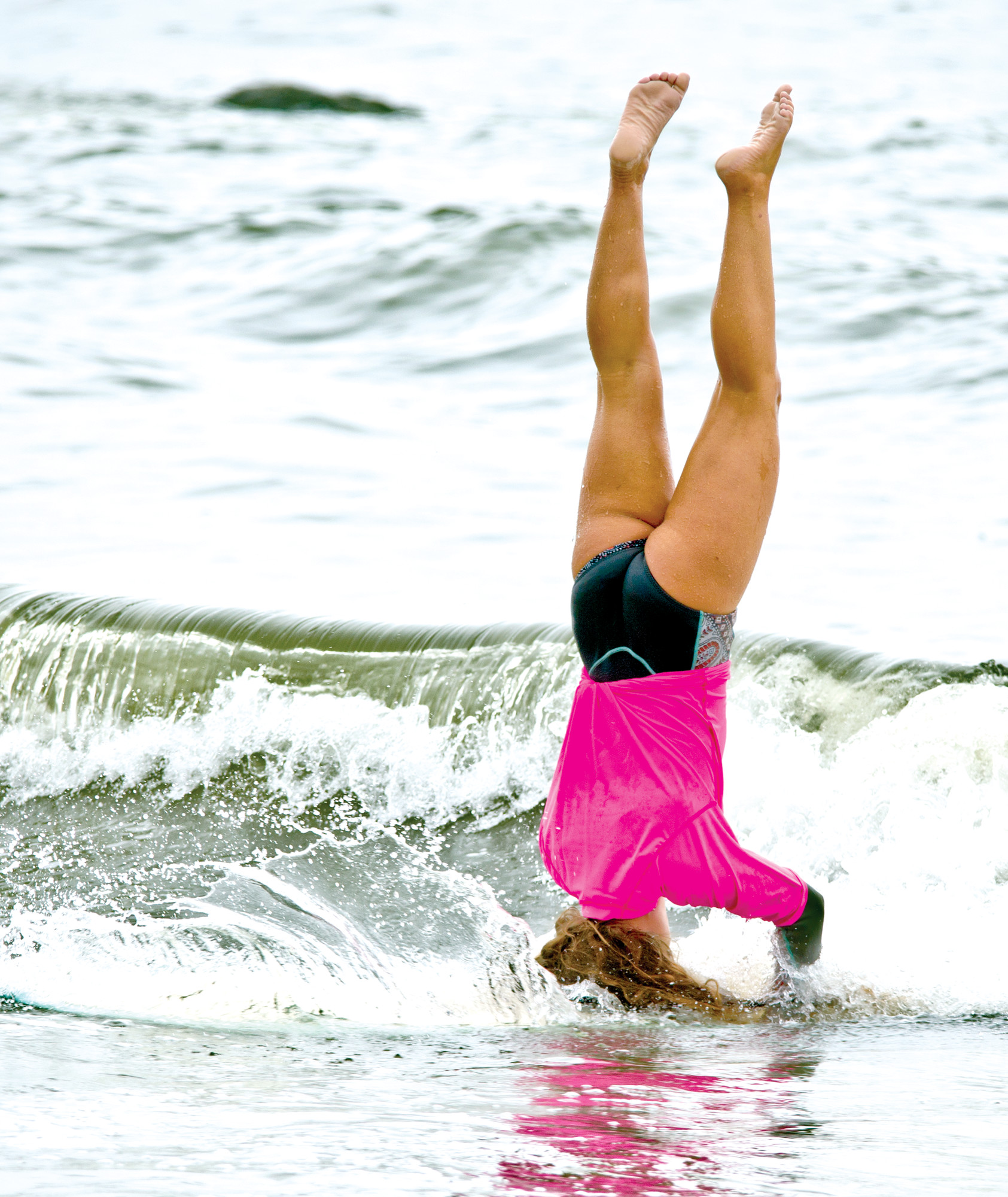 Long Beach resident Dakota Ejnes impressed the crowd with her creativity by performing a handstand at Moku Surf Shop’s second annual Longboard Classic last Saturday.