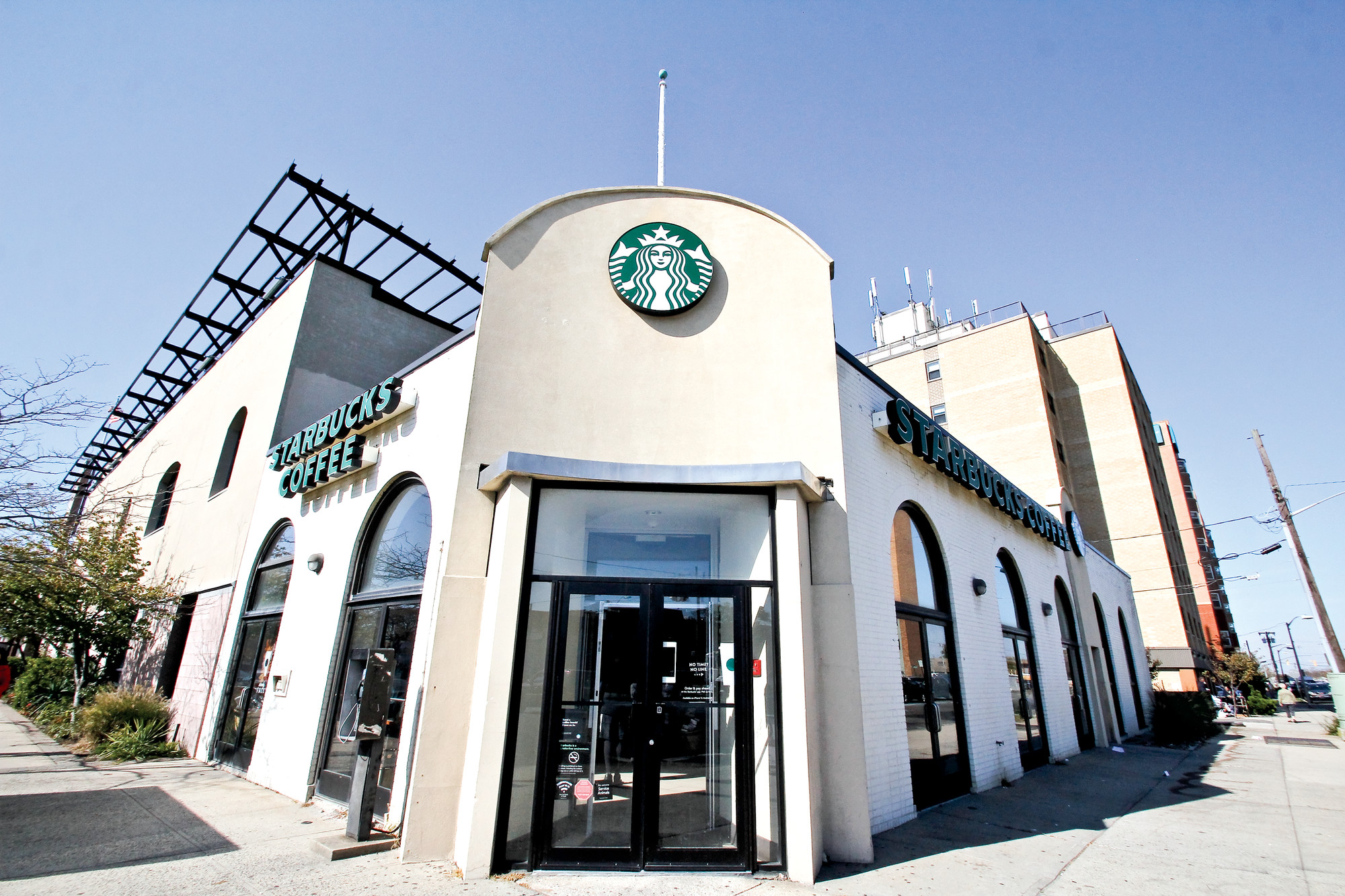 Christina Daly/Herald
The Starbucks on West Park Avenue is looking to serve wine and beer as well as small dinner dishes in the evenings. It filed for a wine and beer license earlier this month.