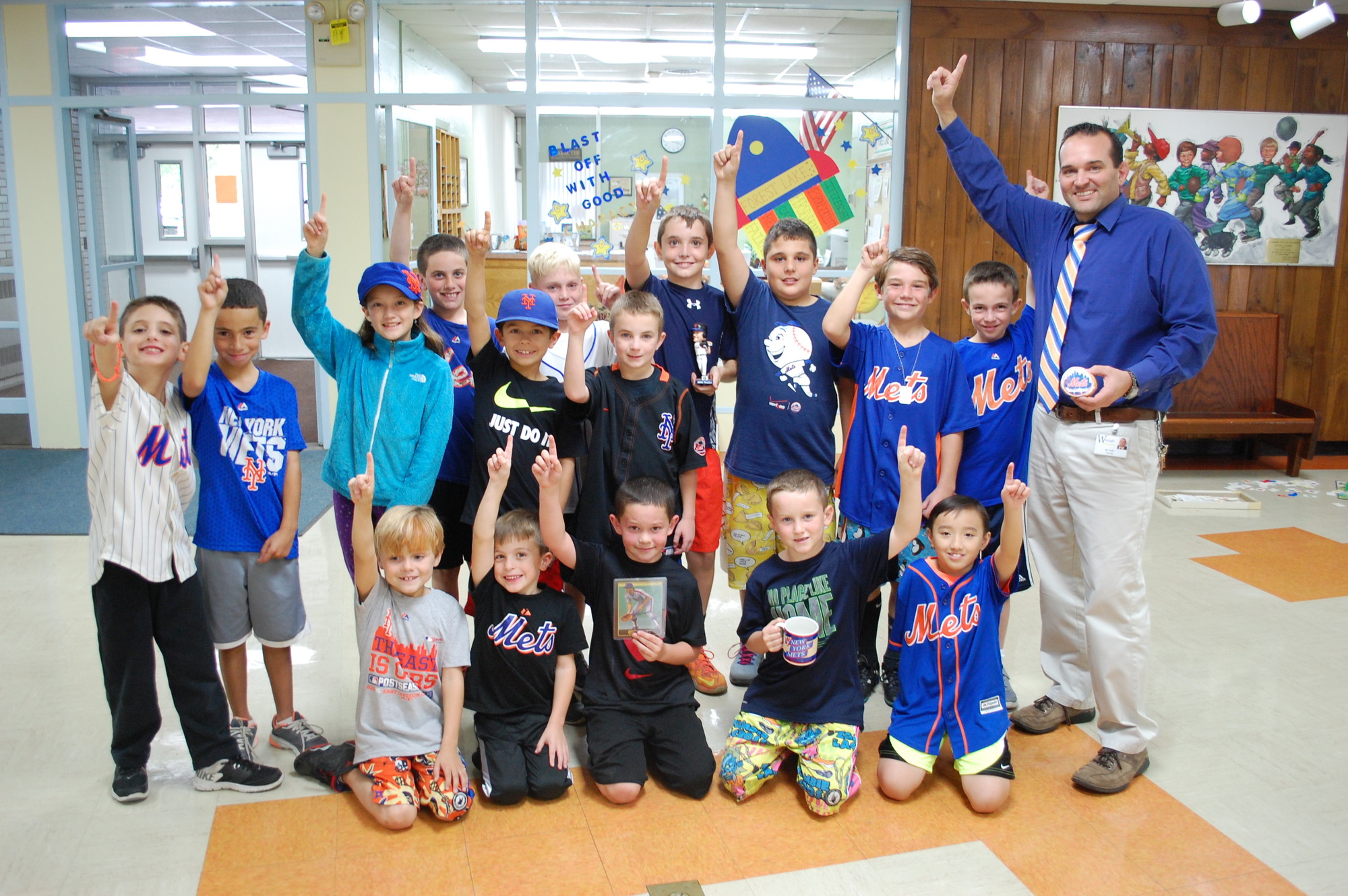 At Forest Lake Elementary School on Oct. 22, Principal Anthony Ciuffo and several of his students celebrated the Mets’ advancement to the World Series.