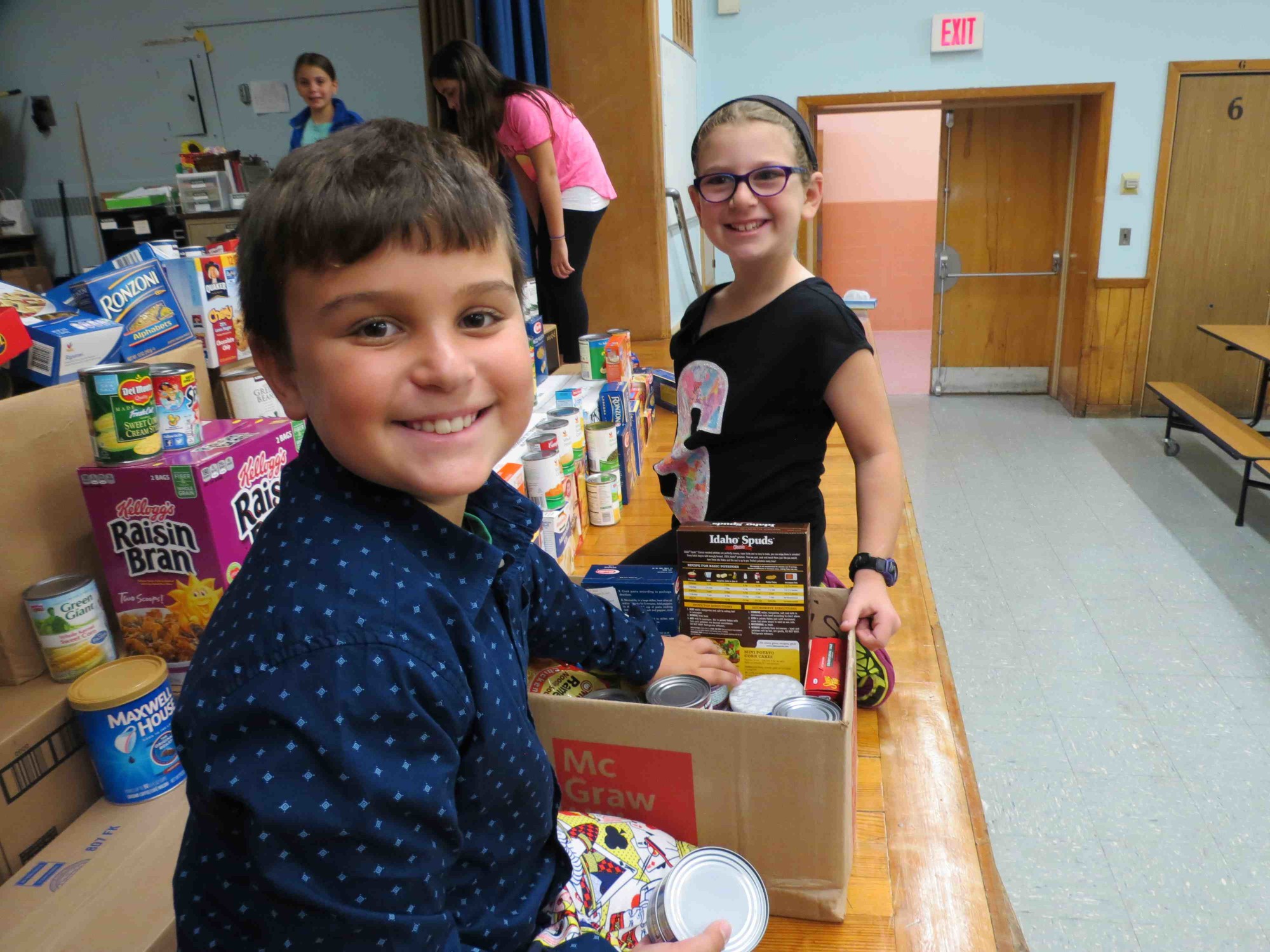 Students packaged the food for needy people to enjoy on Thanksgiving.