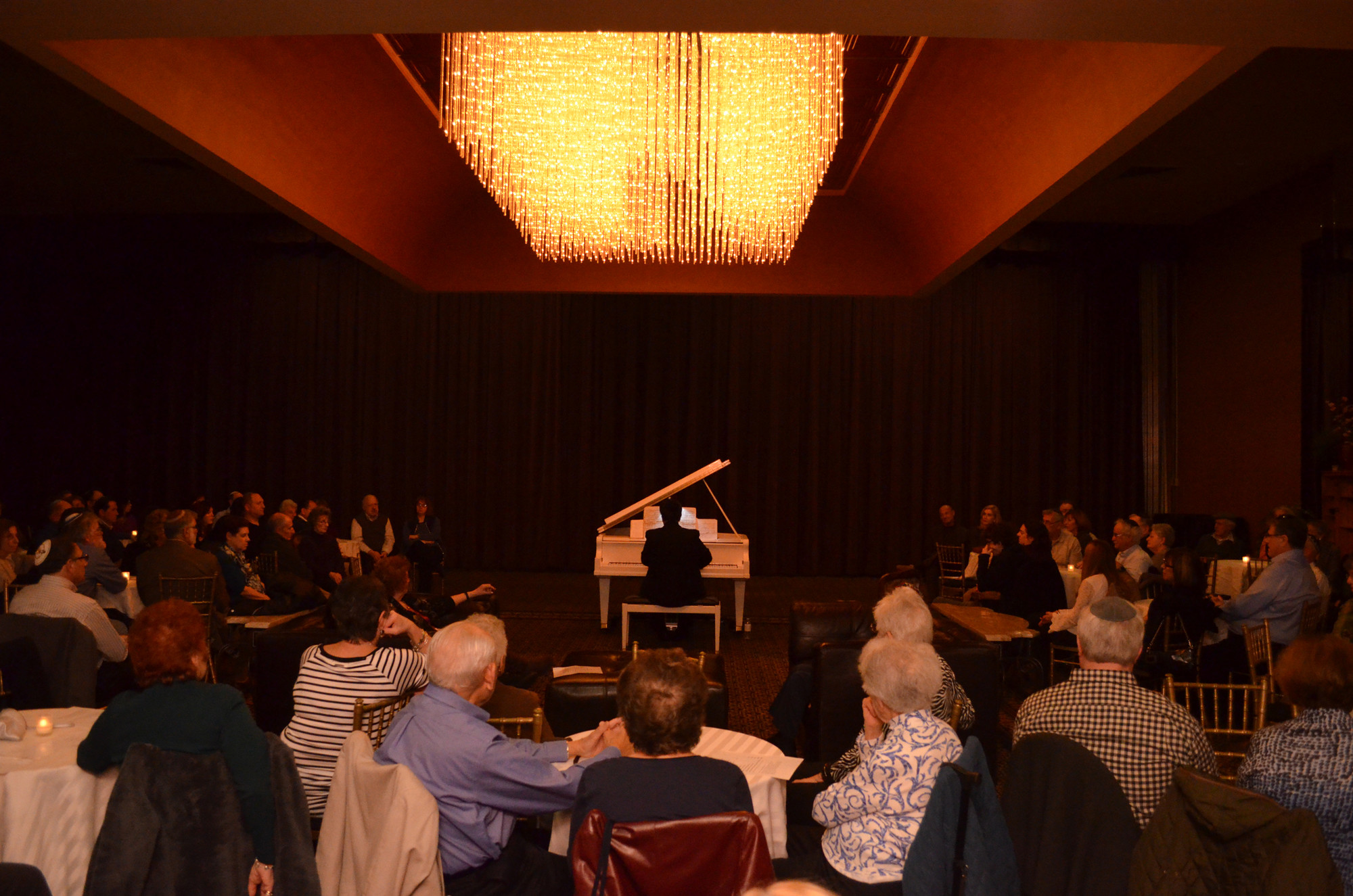 The shul’s “smorgasboard room” was converted into an intimate cabaret on Saturday, Dec. 12 for Biegel’s concert.