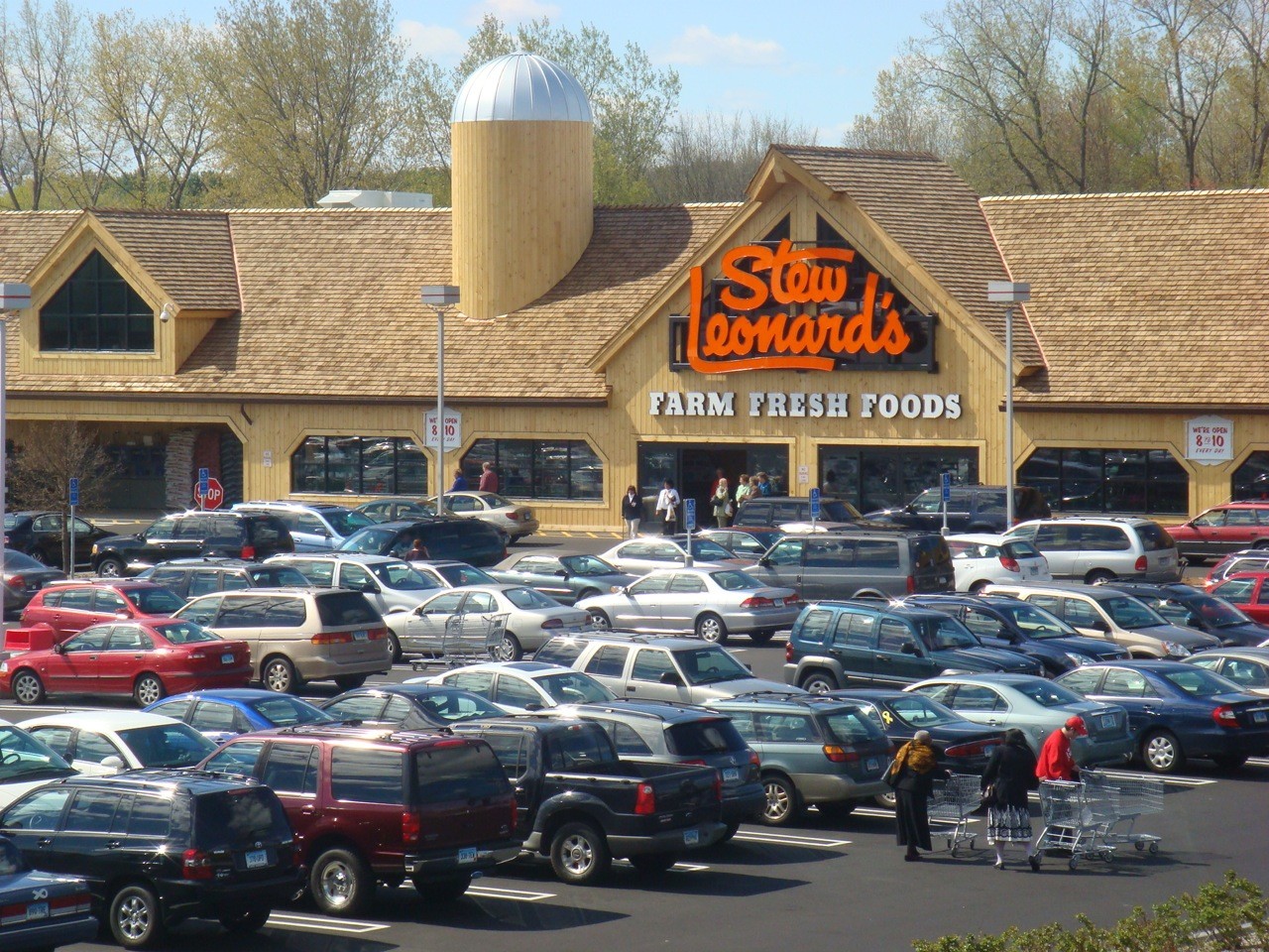 Representatives of farm fresh food grocer Stew Leonard’s  announced Thursday that East Meadow will be home to its sixth grocery store and second location on Long Island. The Newington, Conn. shop is pictured above.