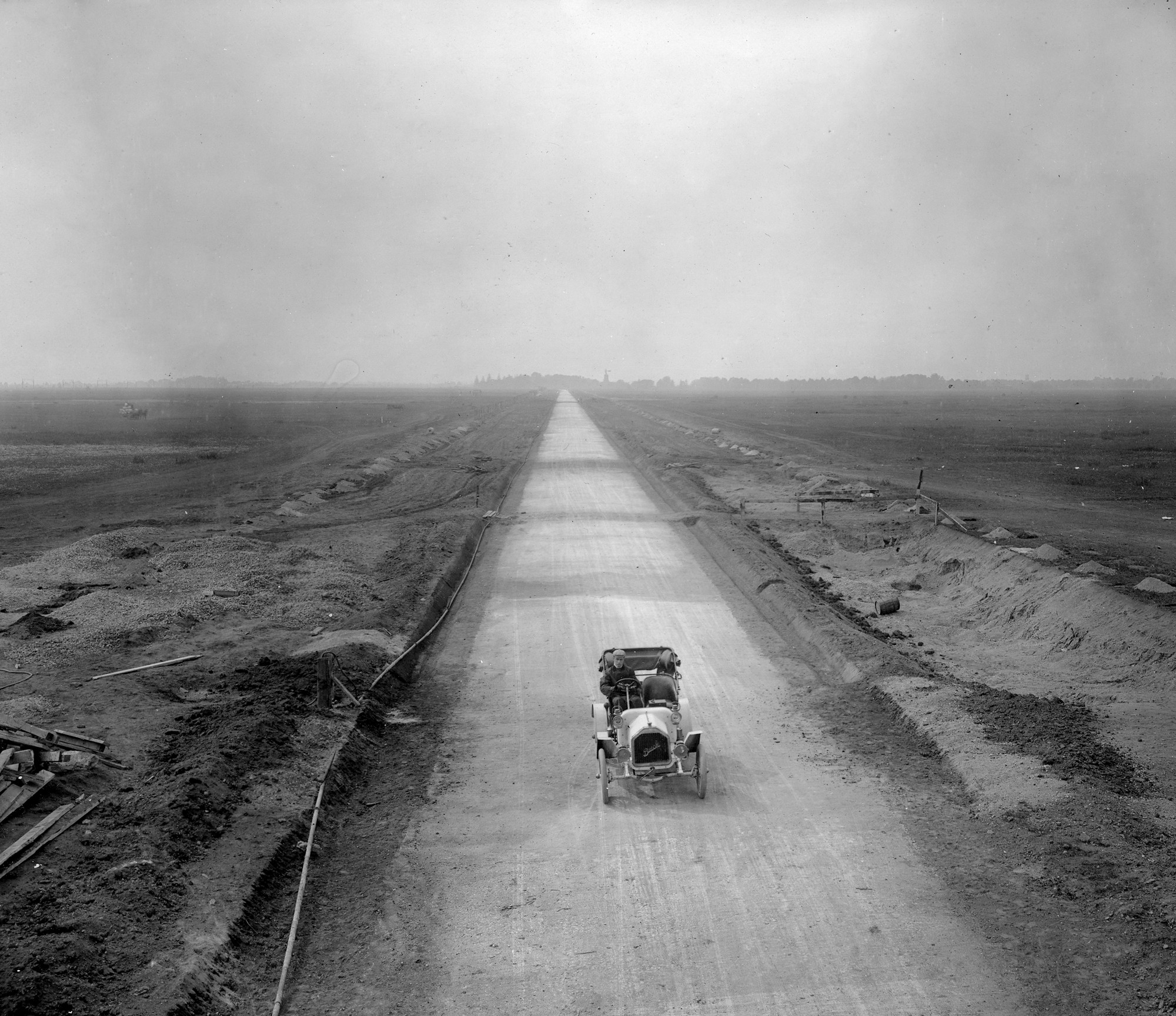Taken from the former Carman Avenue Bridge in East Meadow in 1908, this photo of the Long Island Motor Parkway appeared on the cover of Kroplick’s book about the historic road.