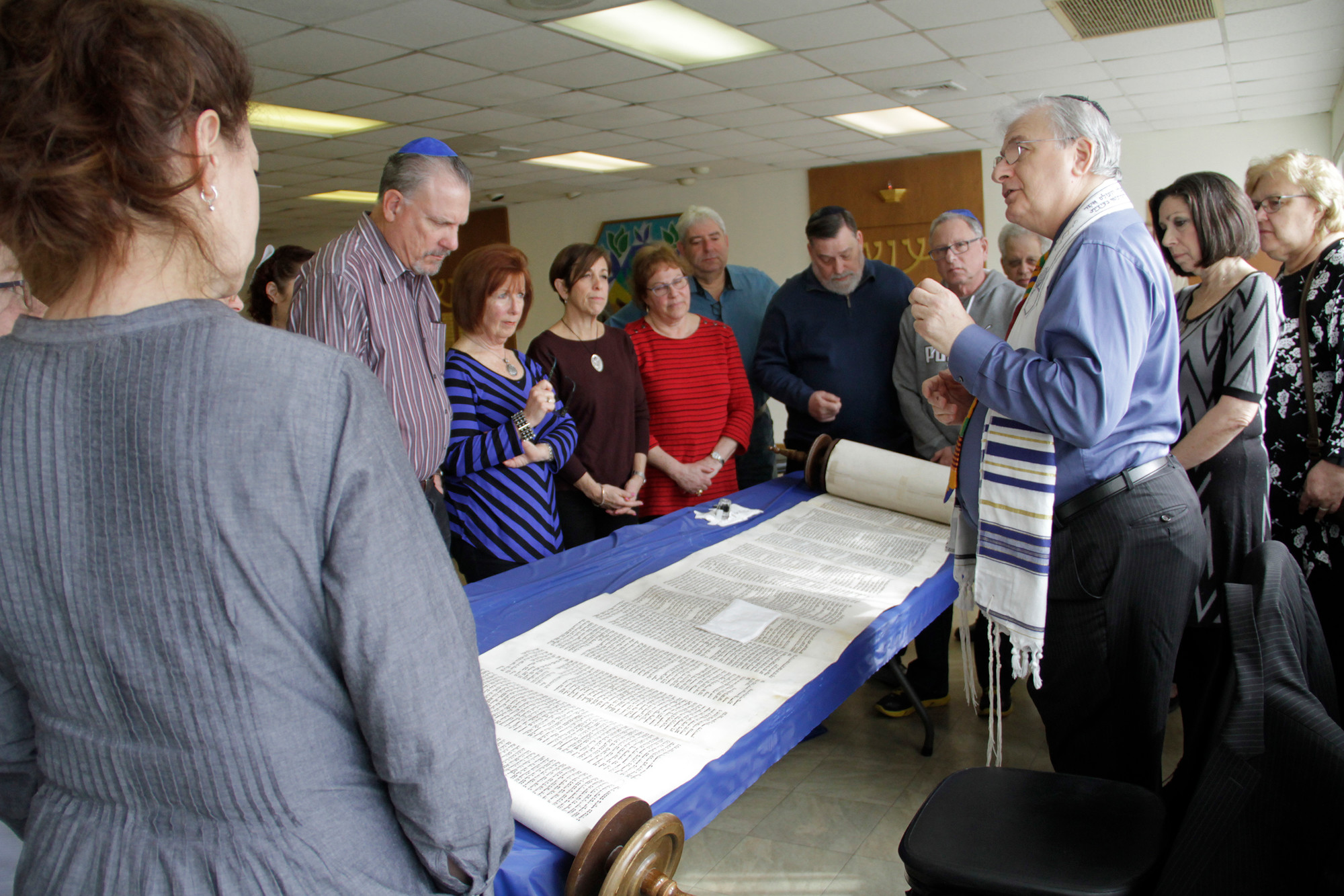 Yurman explained the significance of the Torah scroll to congregants at one of five restoration sessions held last Sunday.