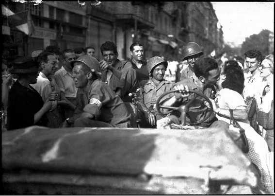 U.S soldiers in Nice were greeted by the résidents of the French Riviera in August 1944, after the war ended.