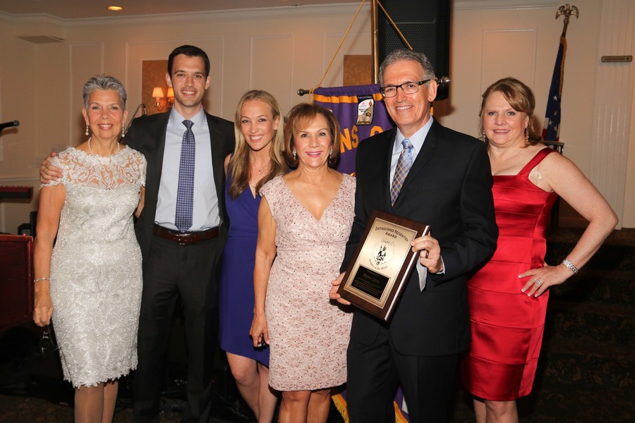 Honoree Wayne Lipton, second from right, was congratulated by his wife Karen, son Alex, daughter Sarah, and dinner co-chairs Joan MacNaughton and Lisa Spatz.