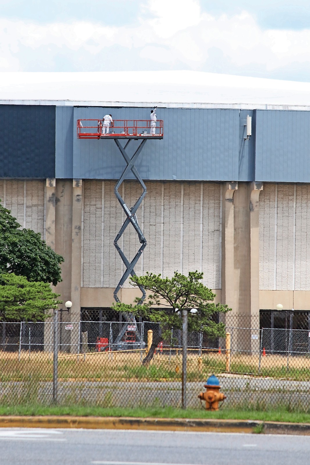 Nassau Coliseum is being painted black, and designers said the dark paint will offer sharp contrast to the new metallic frame that will be installed on the venue.