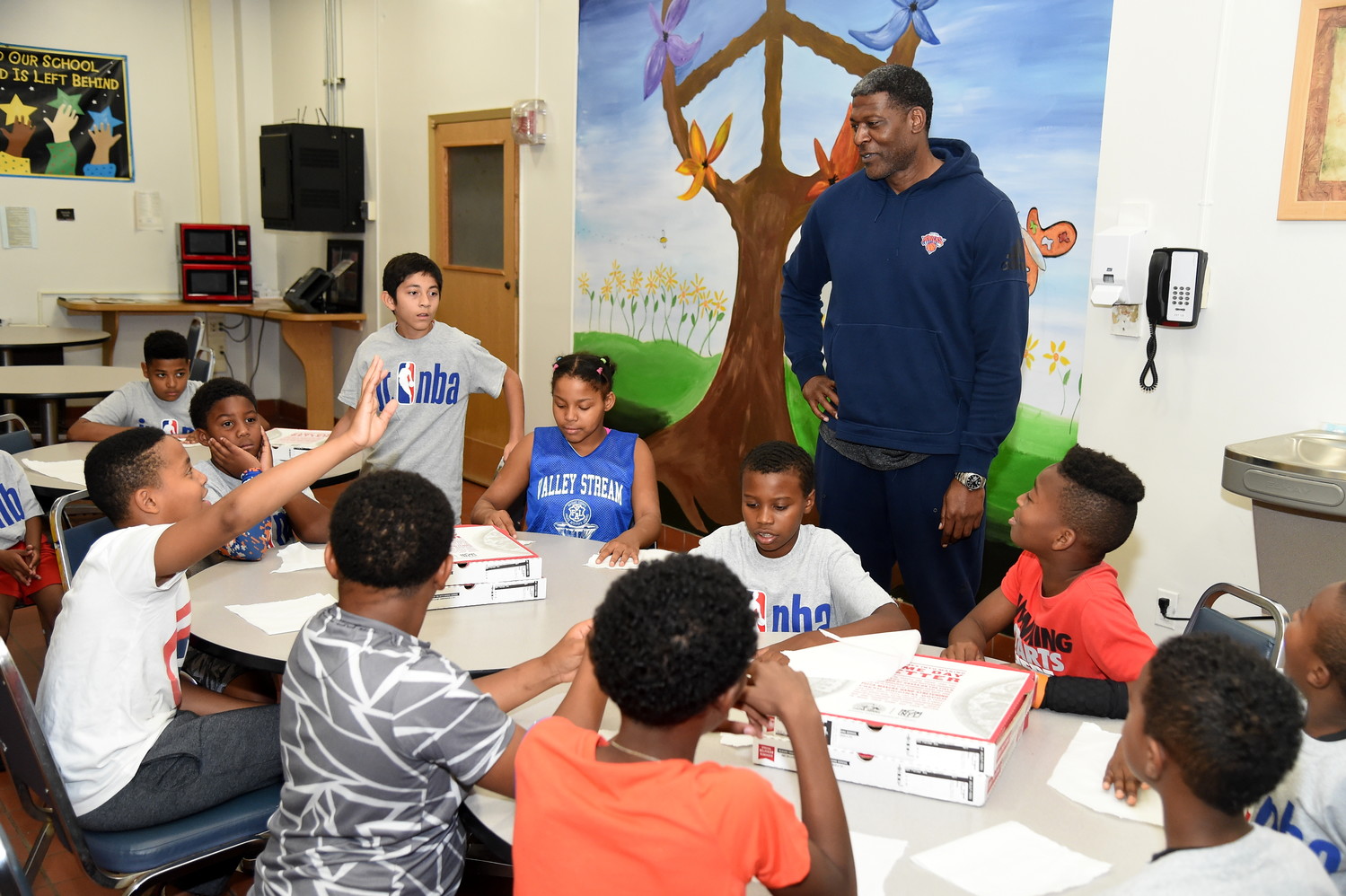 Larry Johnson, right, had pizza with a group of kids who played during the Knicks’ halftime show in their game against the Washington Wizards on Oct. 13.