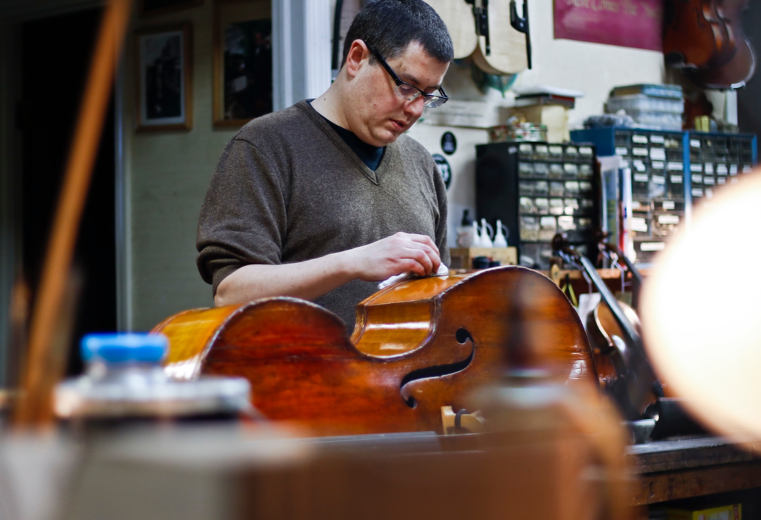 Using a technique called French Polishing, Kris Fleischmann brings the varnish on this bass back to life.