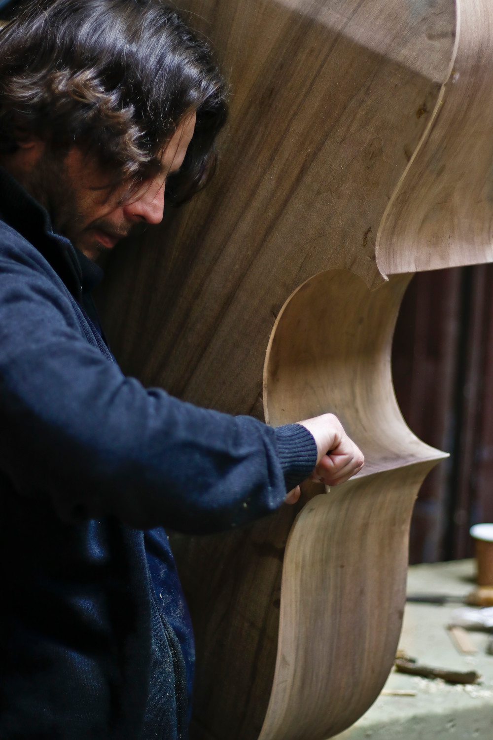 Using a chisel, Simone Diana defined the edges of a new Fendt model bass made of willow bark.