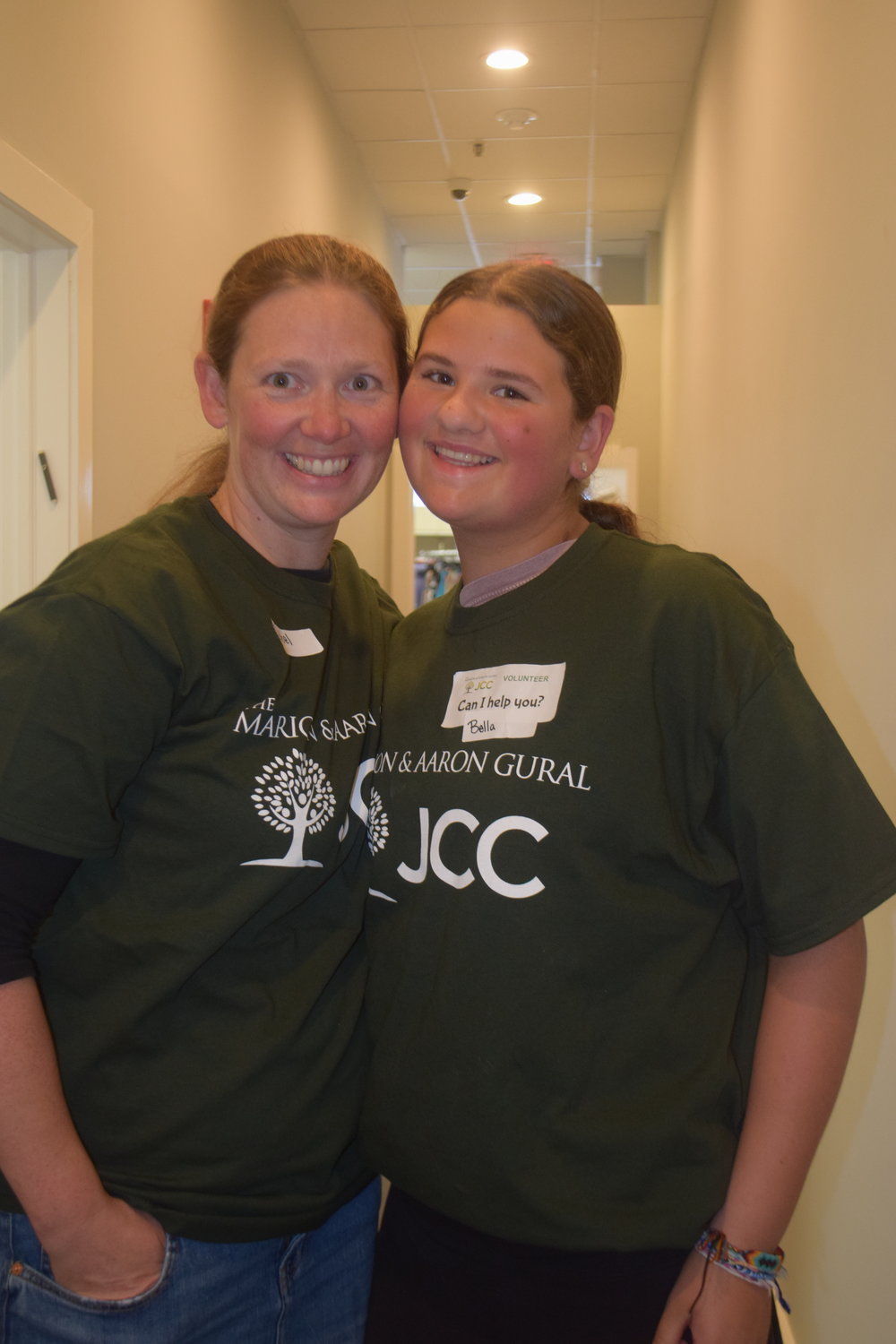 Gural JCC volunteers Rachel Frogel and her daughter, Bella.
