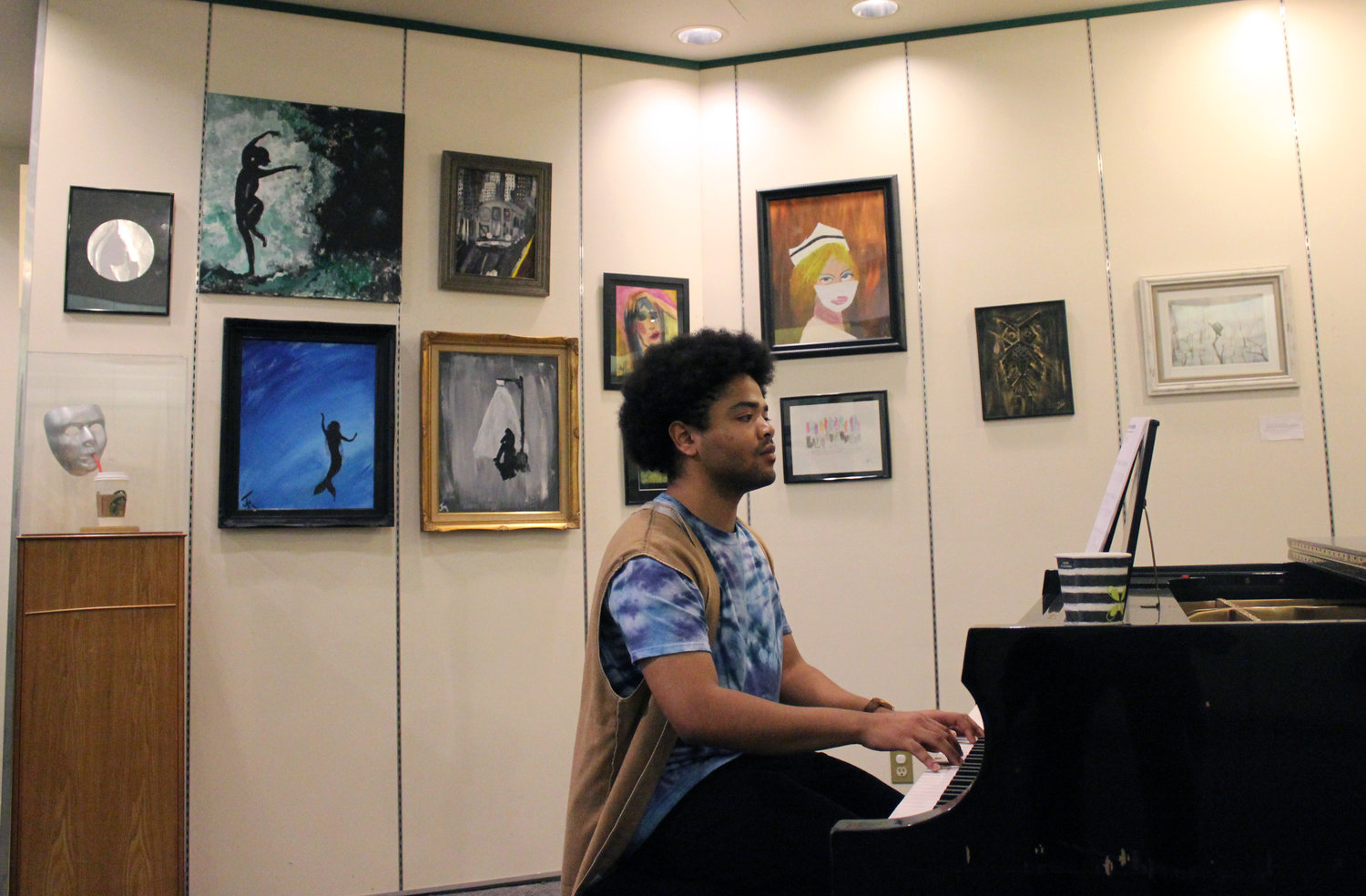 Richard Arriaga played piano while guests browsed the gallery.