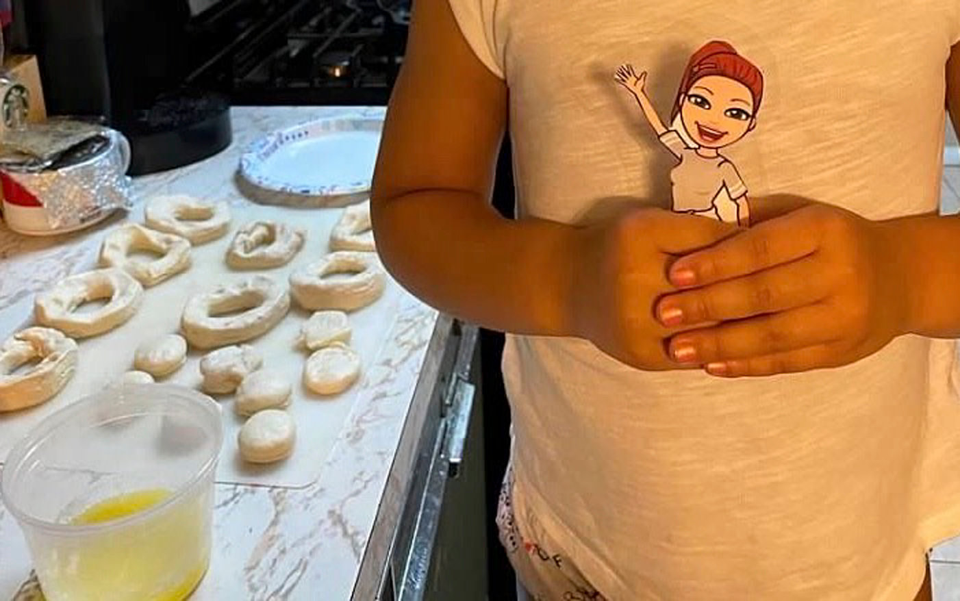 Teacher Patricia Minero sent a Bitmoji version of herself home with her students so they could pretend to do activities with each other. A student made donuts with hers.