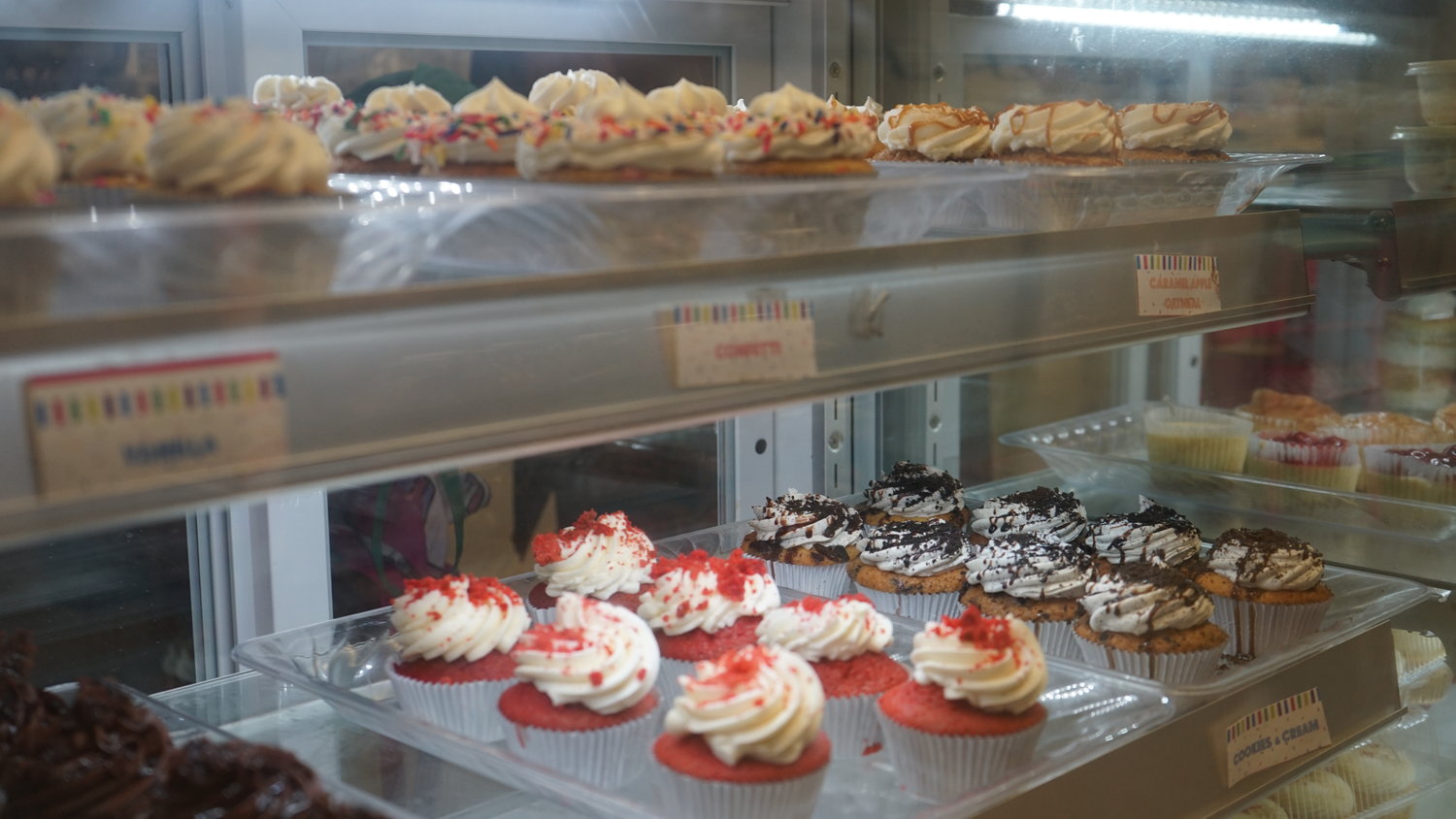 In addition to cakes, the shop provides a variety of sweets.