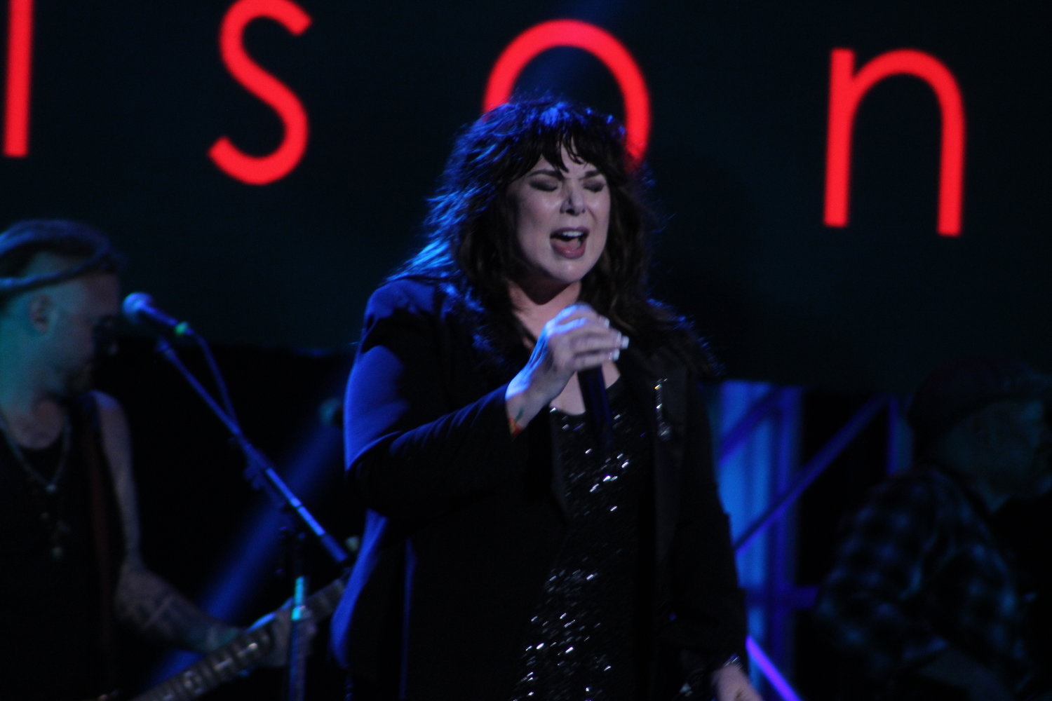 Ann Wilson, the lead singer and songwriter of Heart, belted out “Barracuda” at Northwell Health at Jones Beach Theater in Wantagh on Saturday.