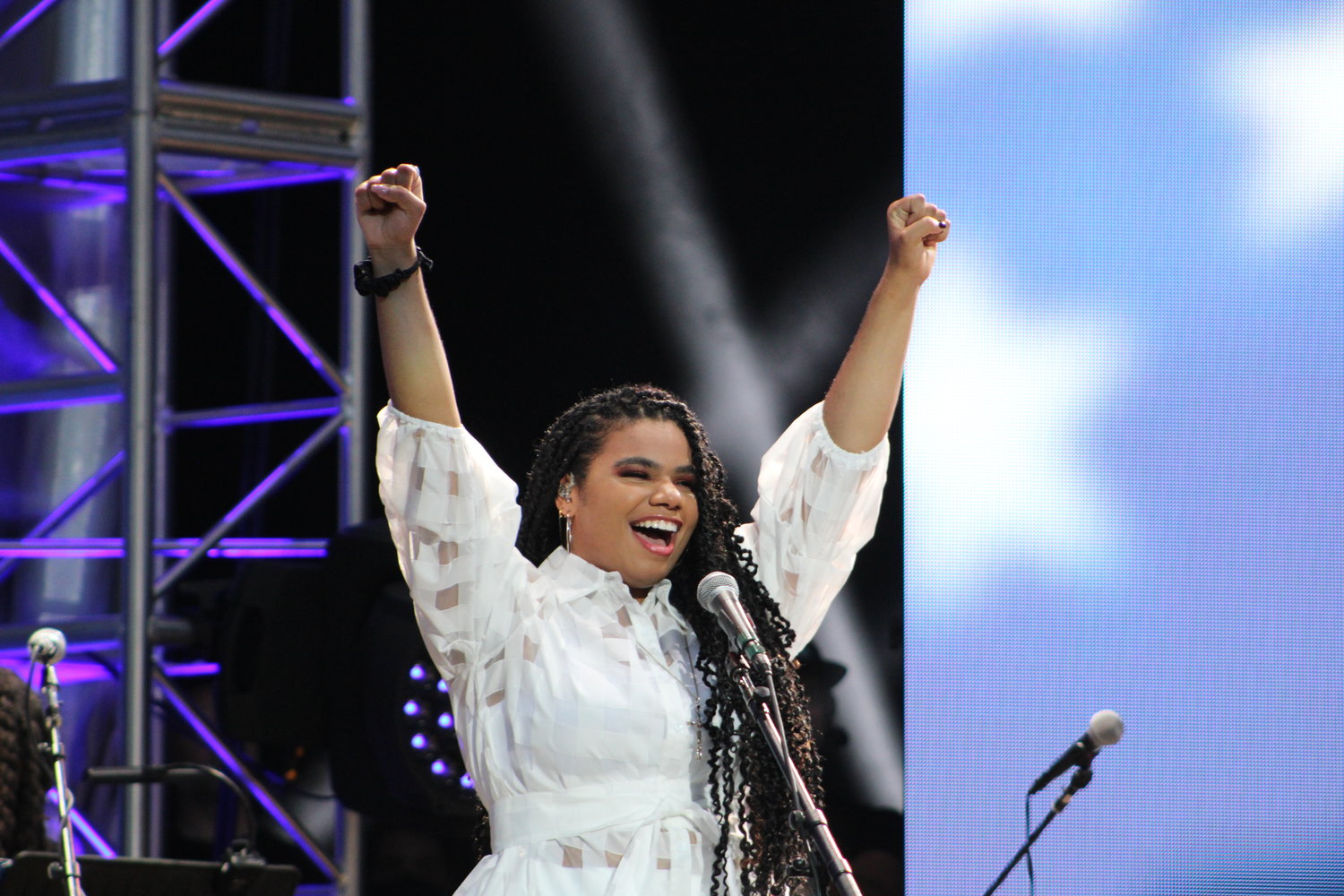 Wé McDonald struck a victory pose after the audience cheered following her performance of the national anthem at the concert
