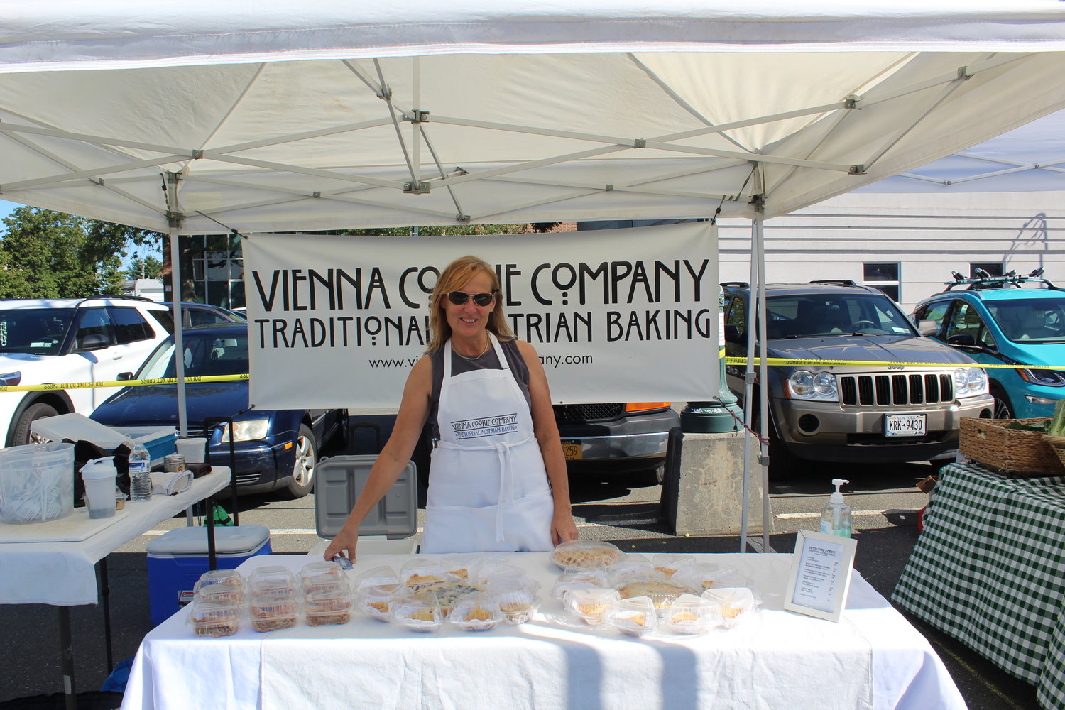 Vienna Cookie Company, an Austrian dessert vendor, greeted the crowd and shared delicacies.