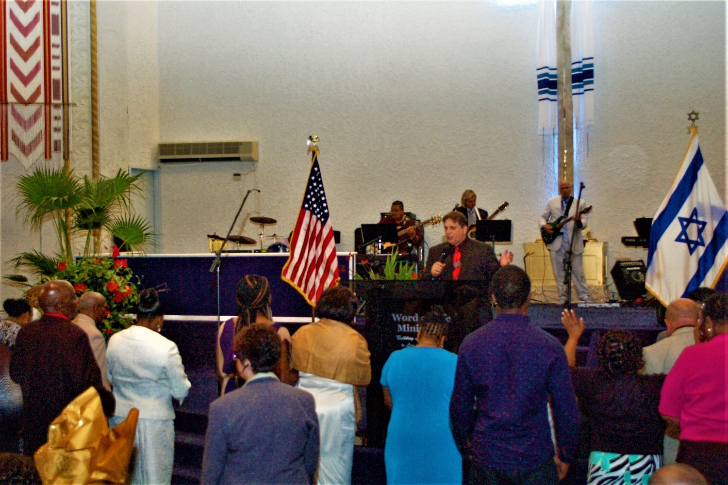 Pastor Gaspar Anastasi led an altar call during a Word of Life Ministries campaign.