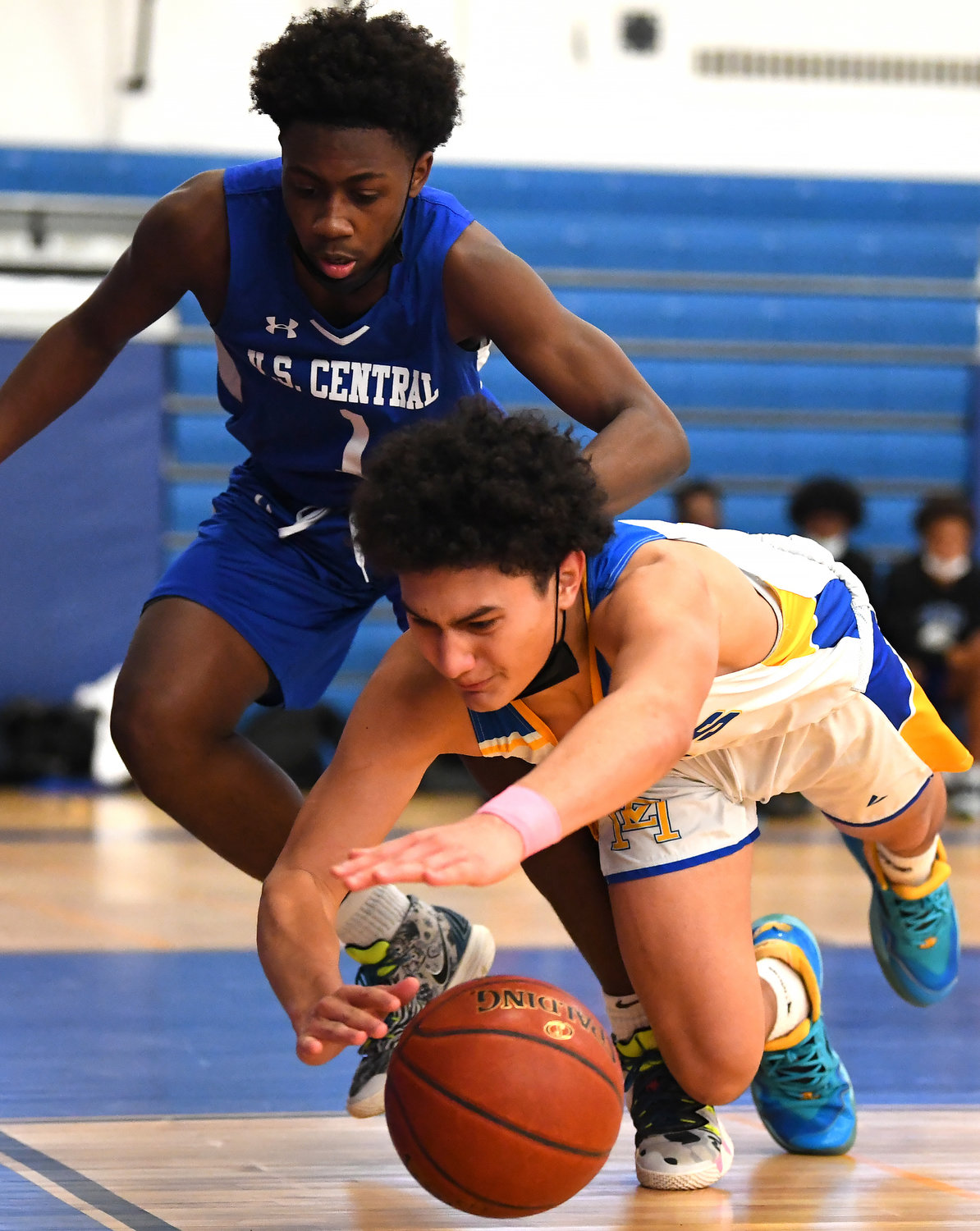East Meadow's Jayden Henriquez, right, lunged for a loose ball ahead of Valley Stream Central's Dylan Madden during the Jets' win last Saturday.