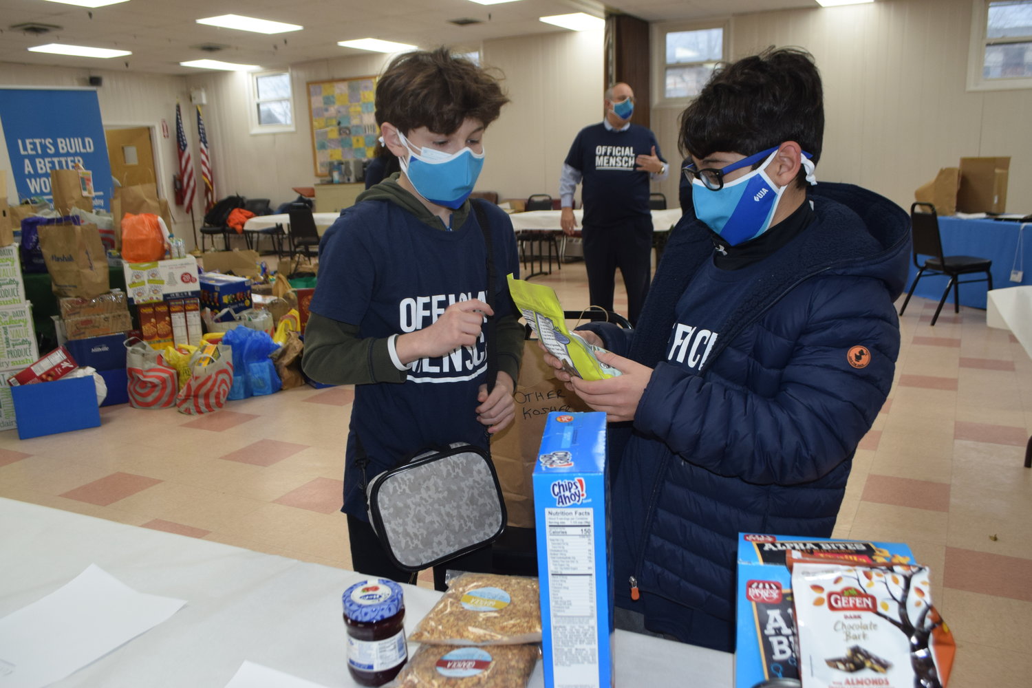 Woodmere Middle School sixth-graders Jacob Tenenbaum, left, and Aaron Kahn, sorted items at the JCC’s food drive.