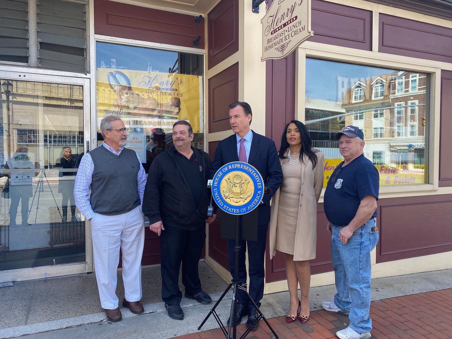 Glen Floors co-owner Michael Capobianco, far left, Henry’s Confectionery owner Joe Valensisi, U.S. Rep. Tom Suozzi, BID Executive Director Patricia Holman, and Laura’s BBQ owner Lloyd Adams called on the Senate to pass the bill to revitalize restaurants and small businesses that have faced the financial effects of the pandemic.