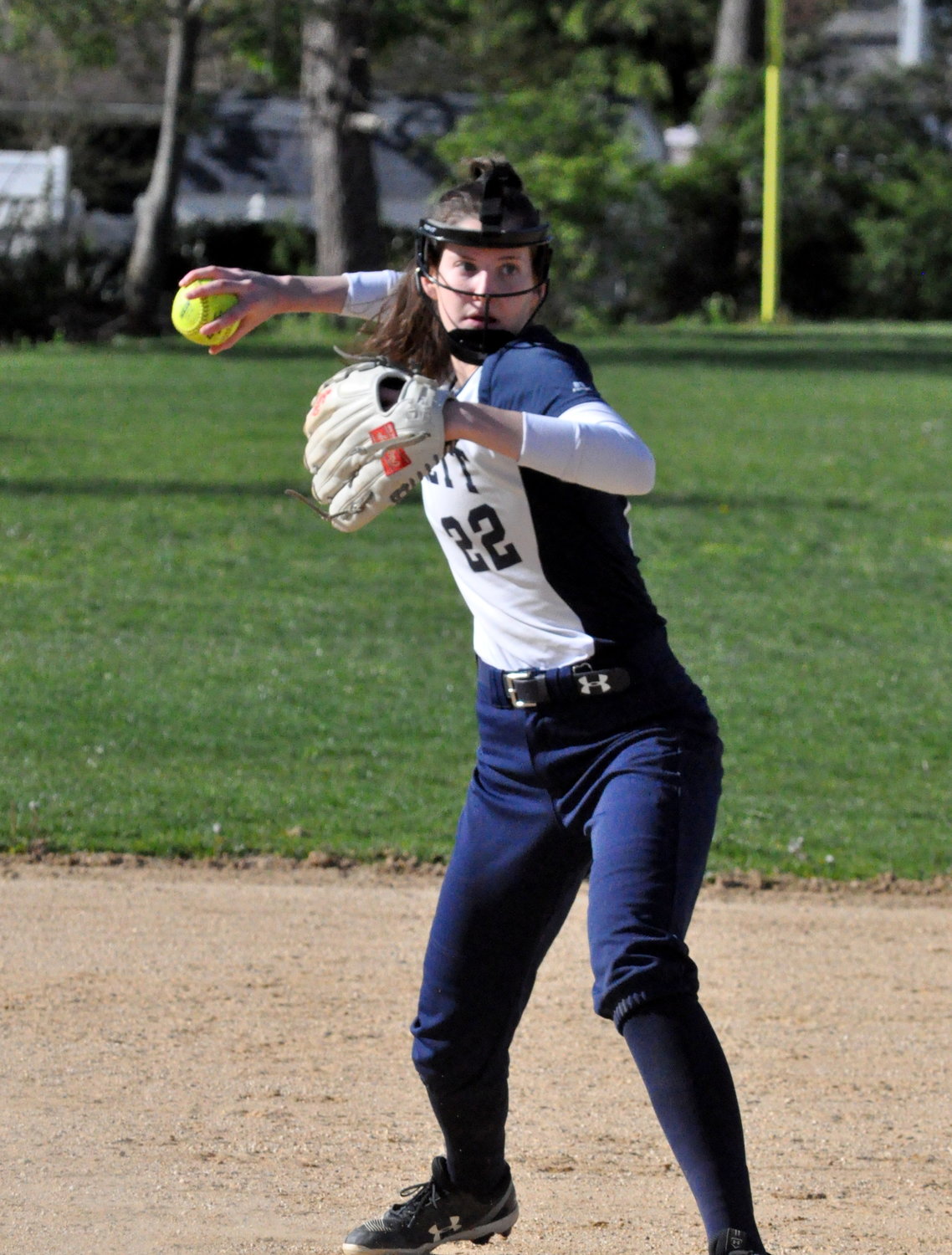 Senior shortstop Molly Williams had clutch hits in the sixth and seventh innings Monday as the Bulldogs beat West Hempstead, 10-9.