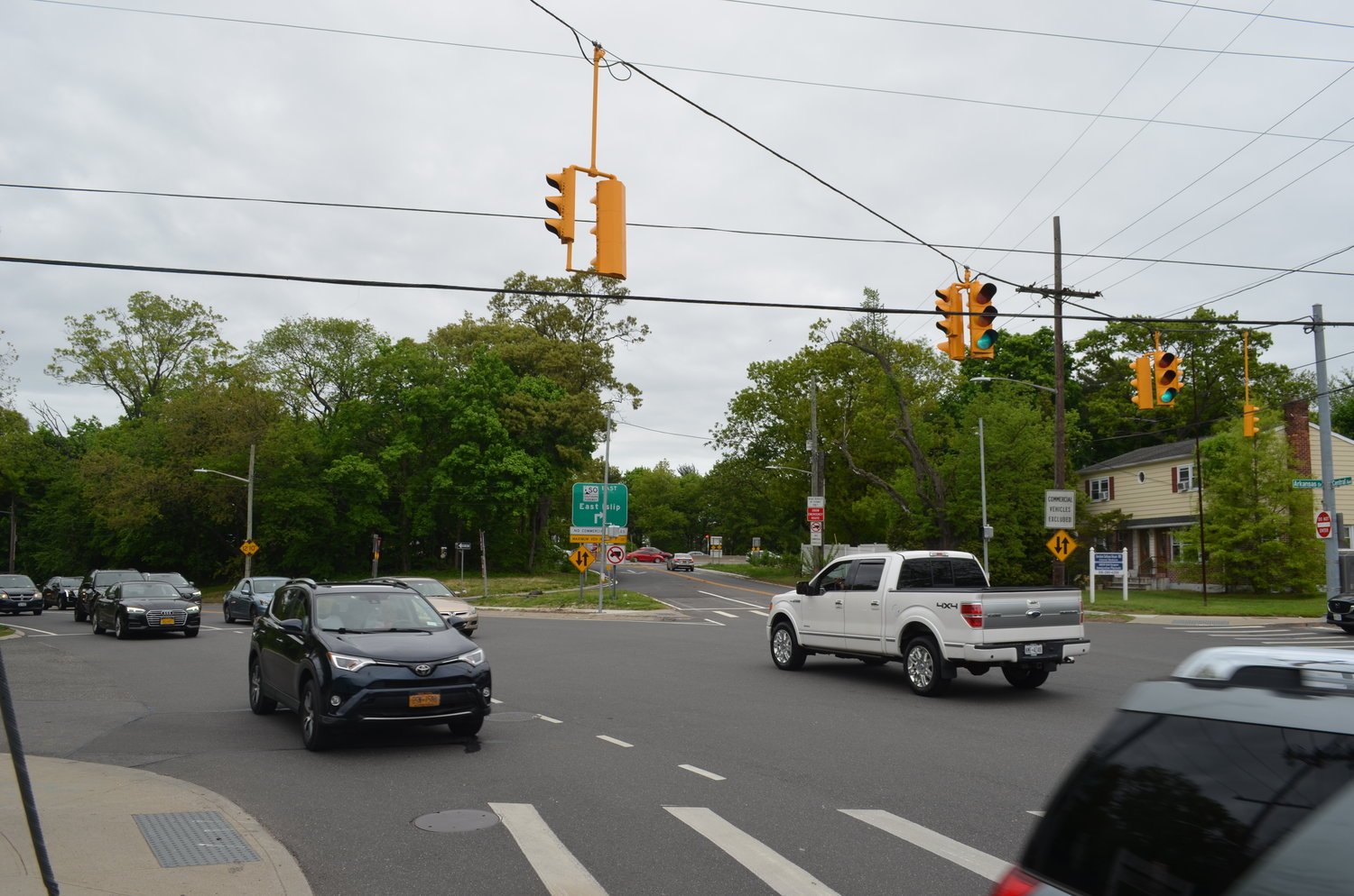 Traffic at the intersection of Stuart and Central avenues, looking toward the entrance and exit ramps of the Southern State Parkway’s Exit 13.